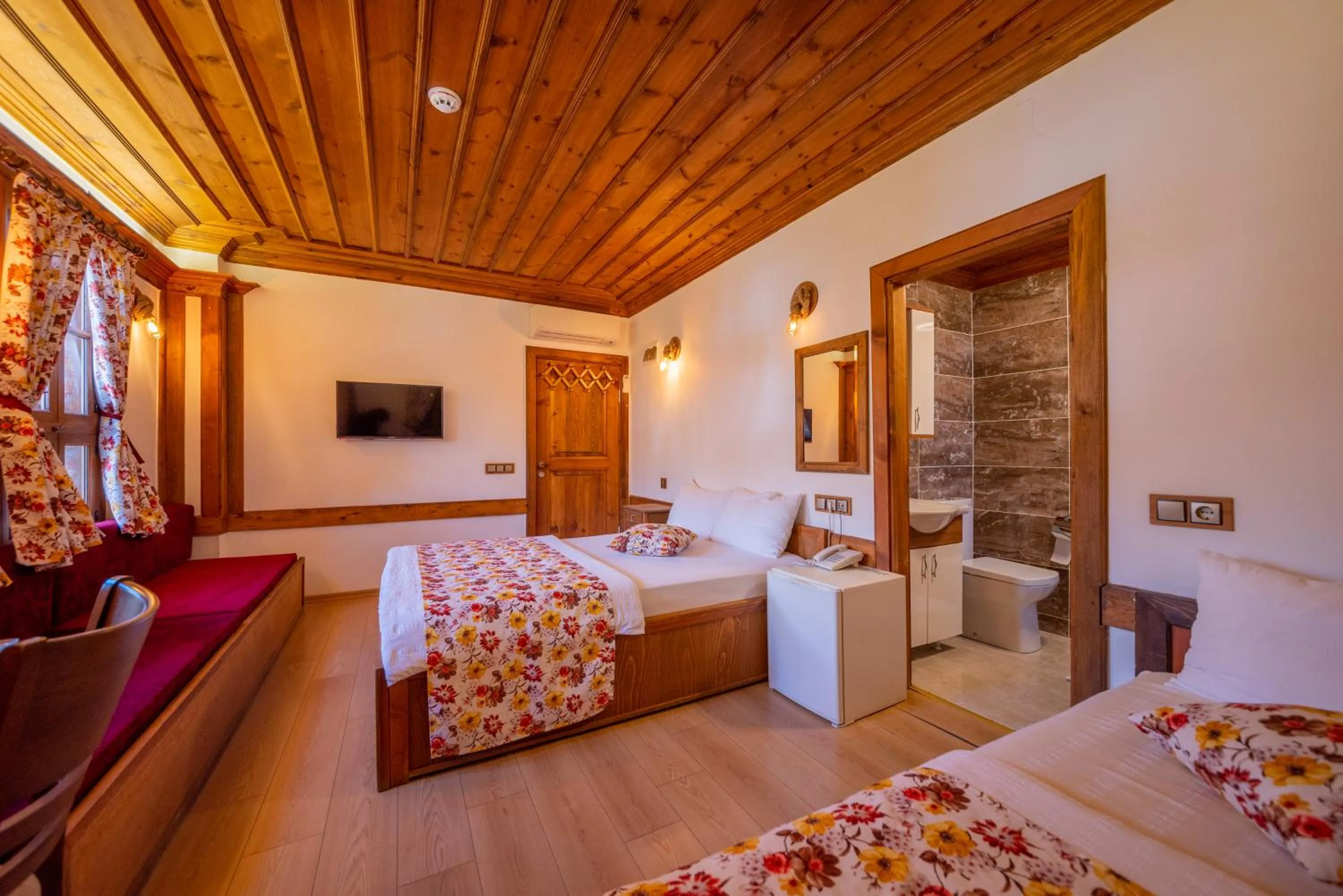 Photo of the whole room, Bed in Cesmeli Konak Garden