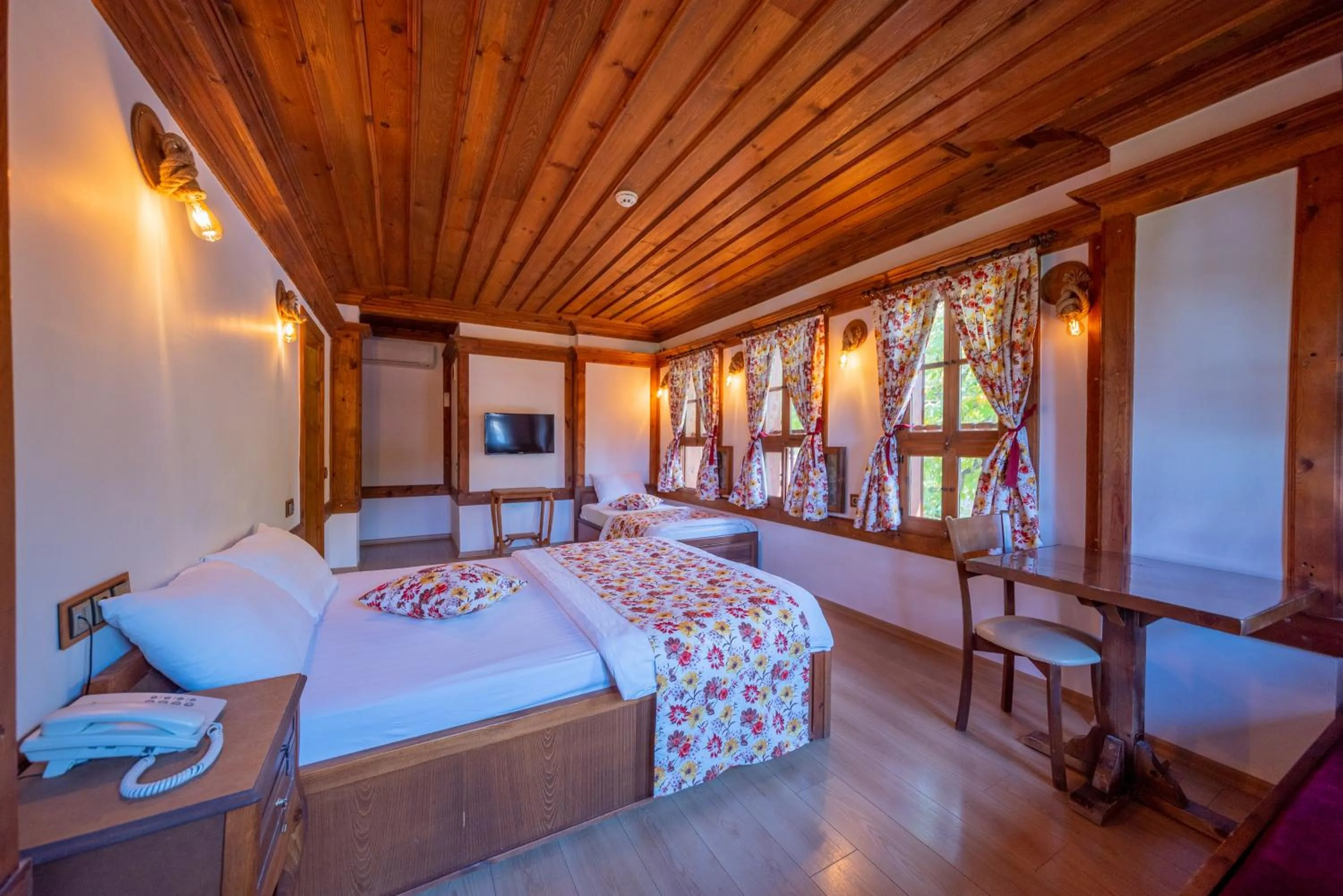 Photo of the whole room, Bed in Cesmeli Konak Garden