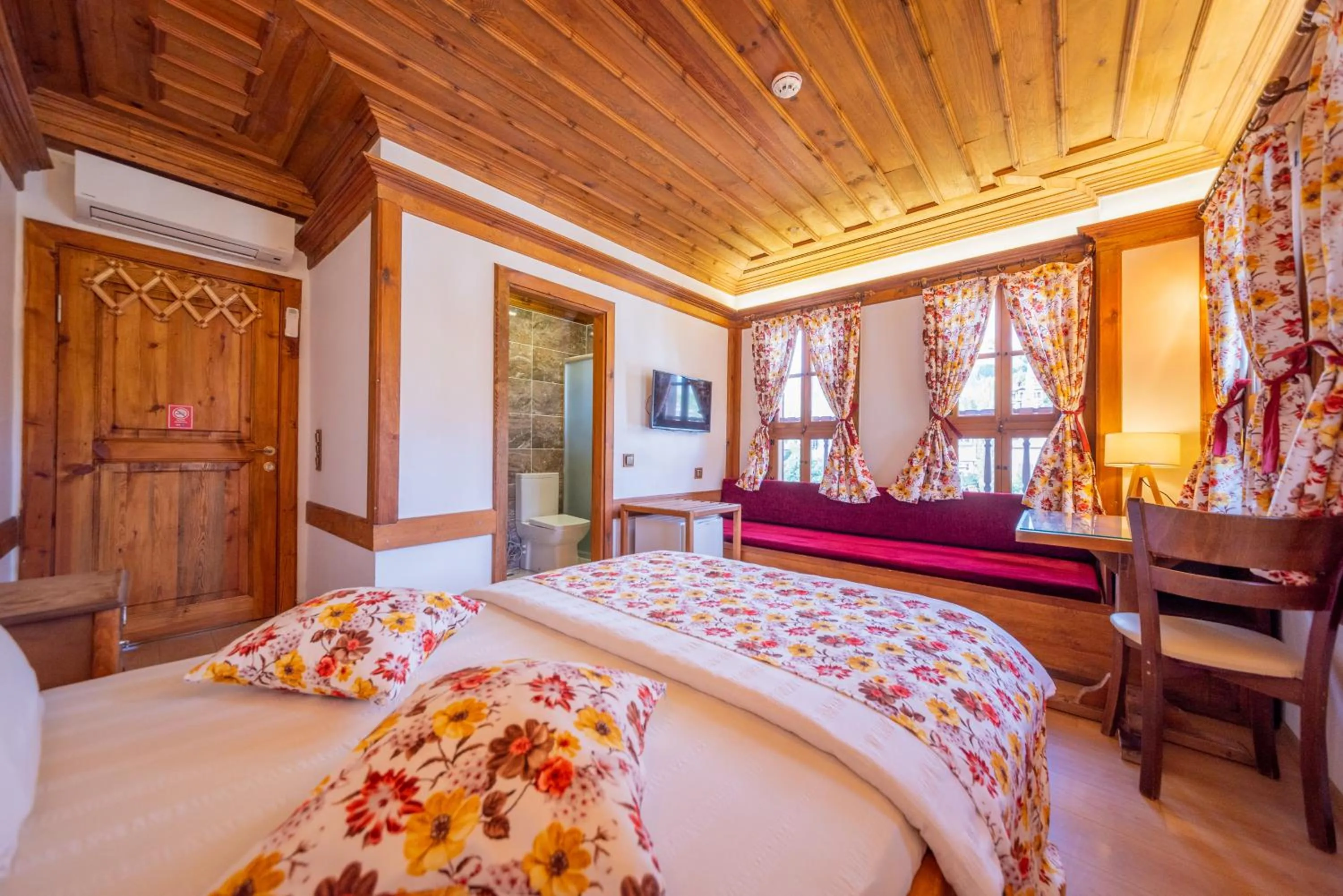 Photo of the whole room, Bed in Cesmeli Konak Garden