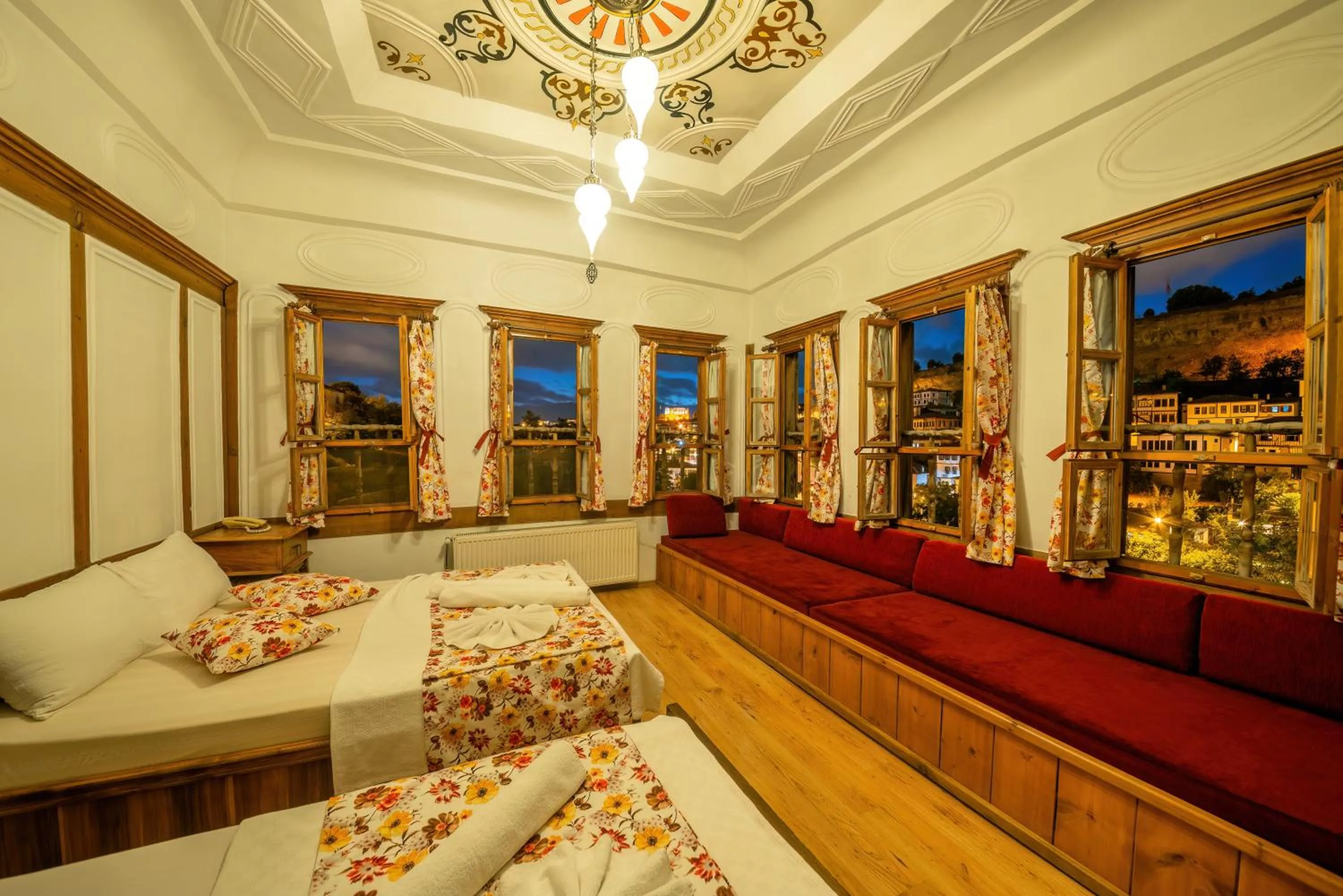 Photo of the whole room, Bed in Cesmeli Konak Garden