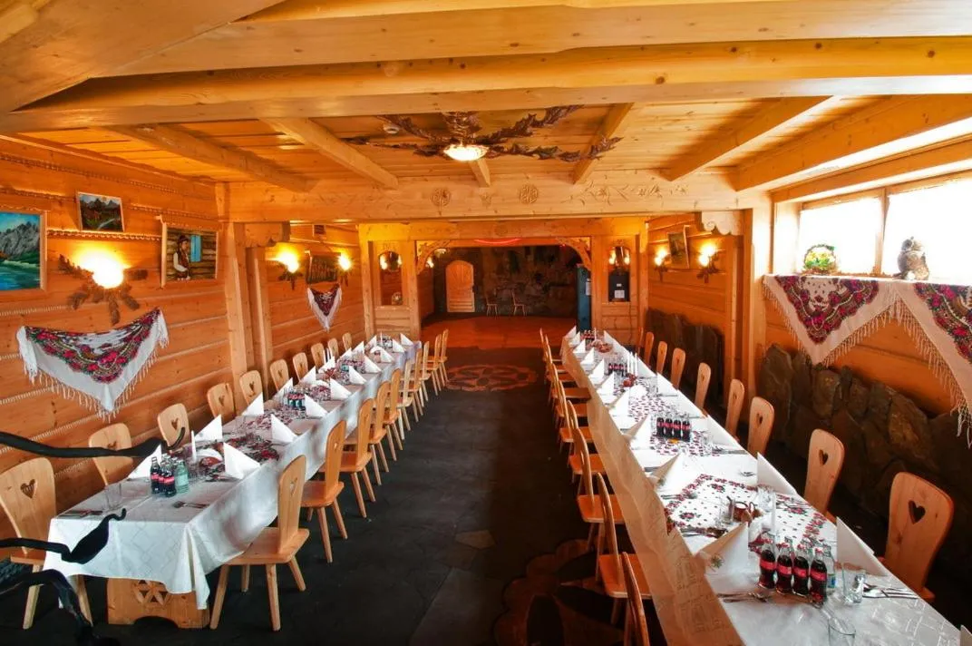 Restaurant/places to eat in Skalny Dworek