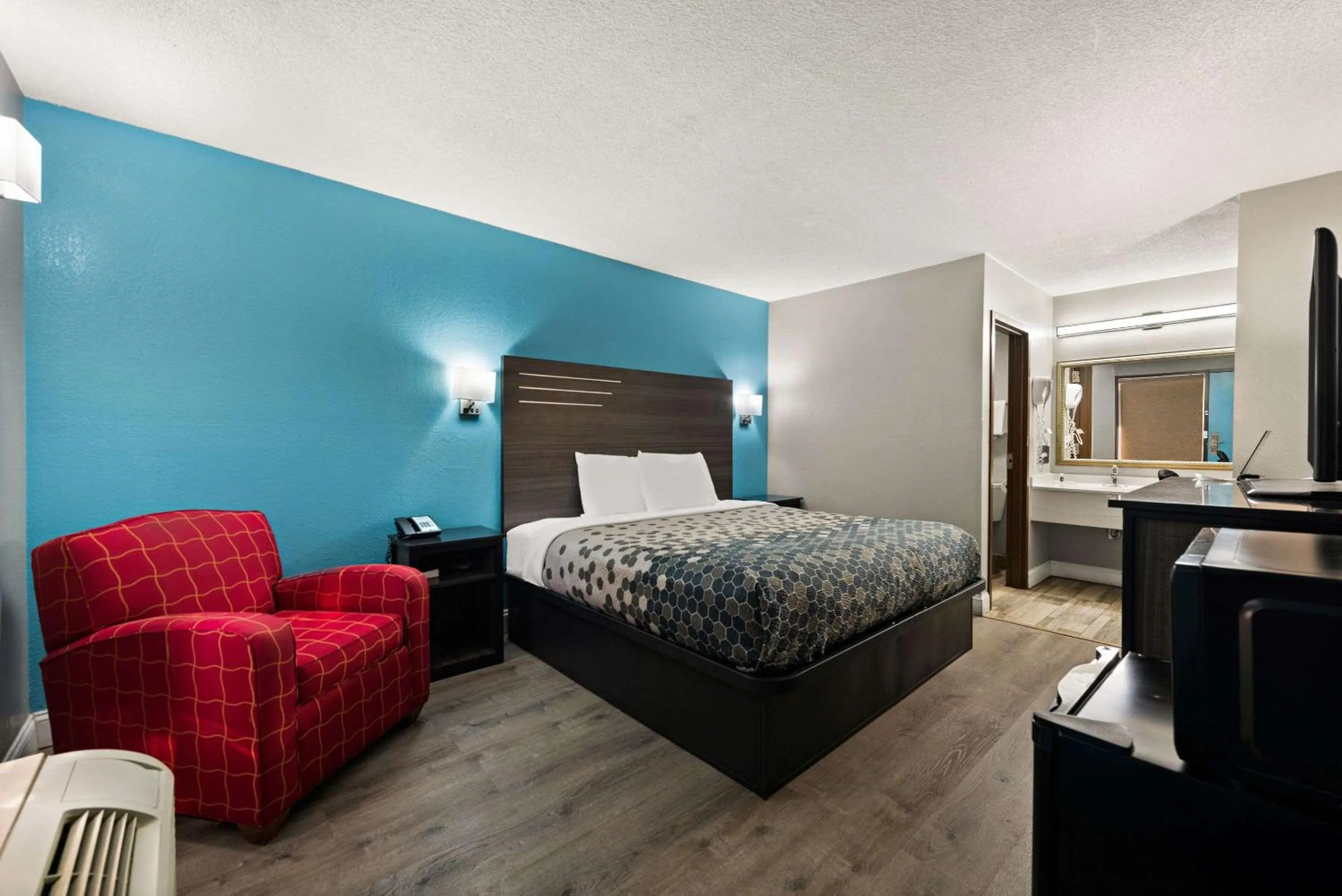 Bedroom, Bed in Rodeway Inn Richmond