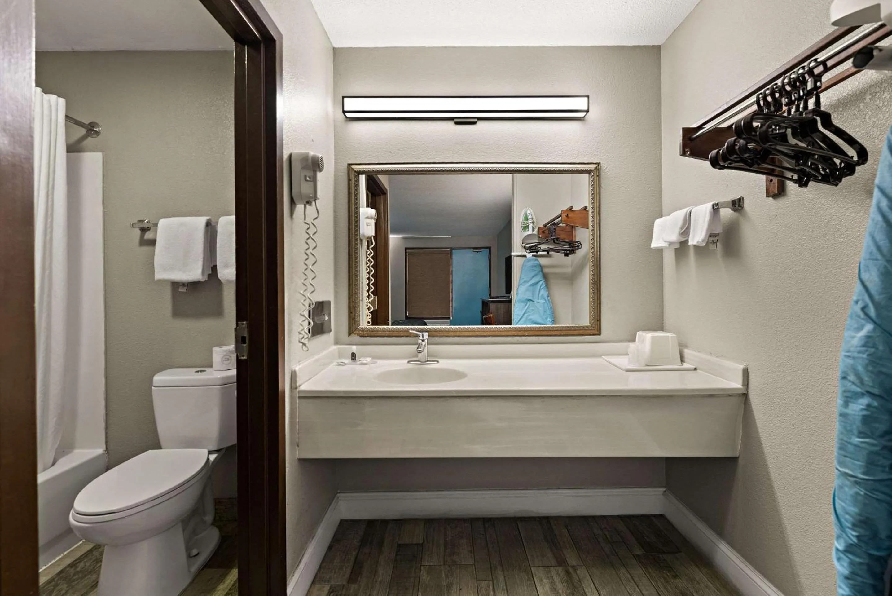 Bedroom in Rodeway Inn Richmond