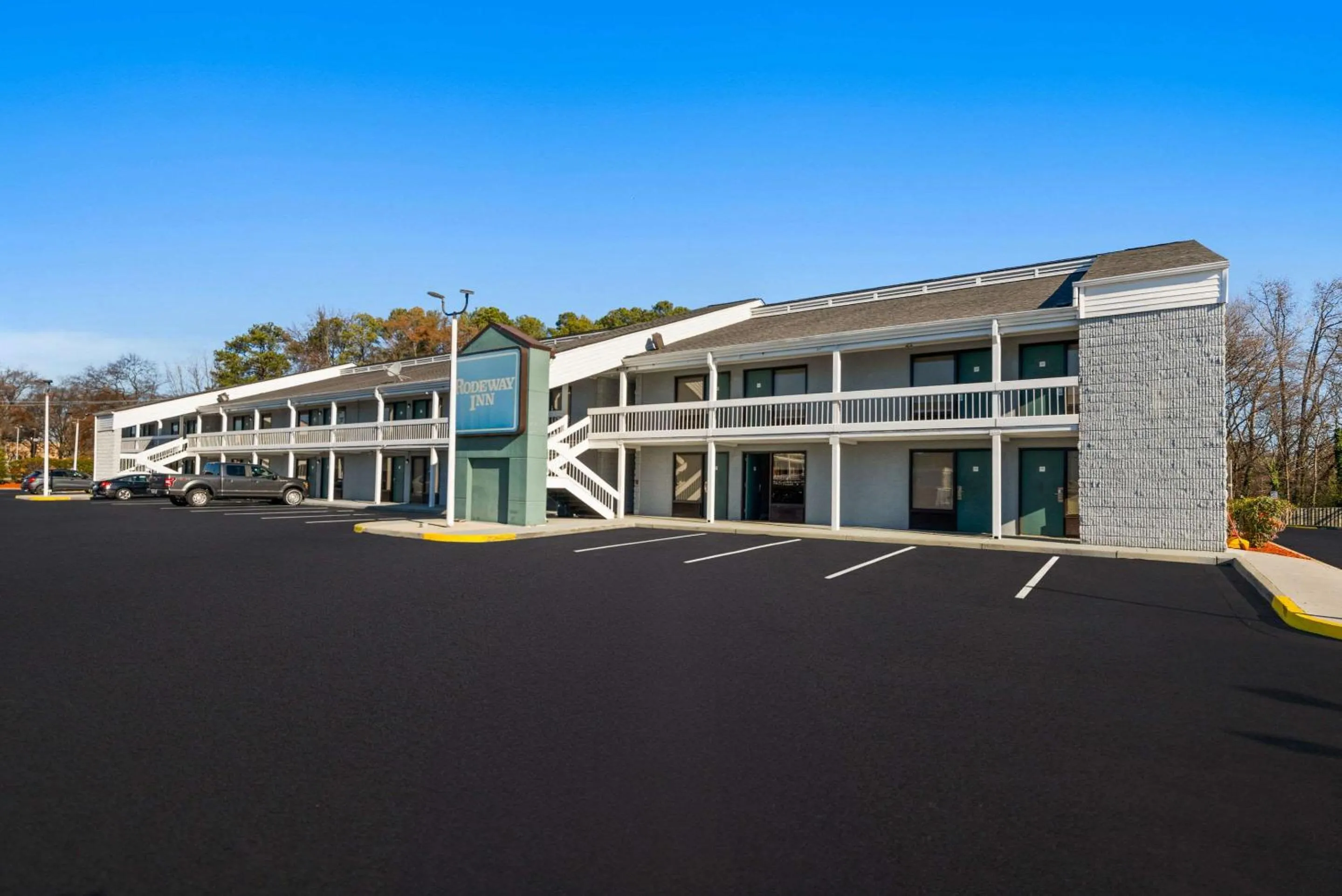 Property building in Rodeway Inn Richmond