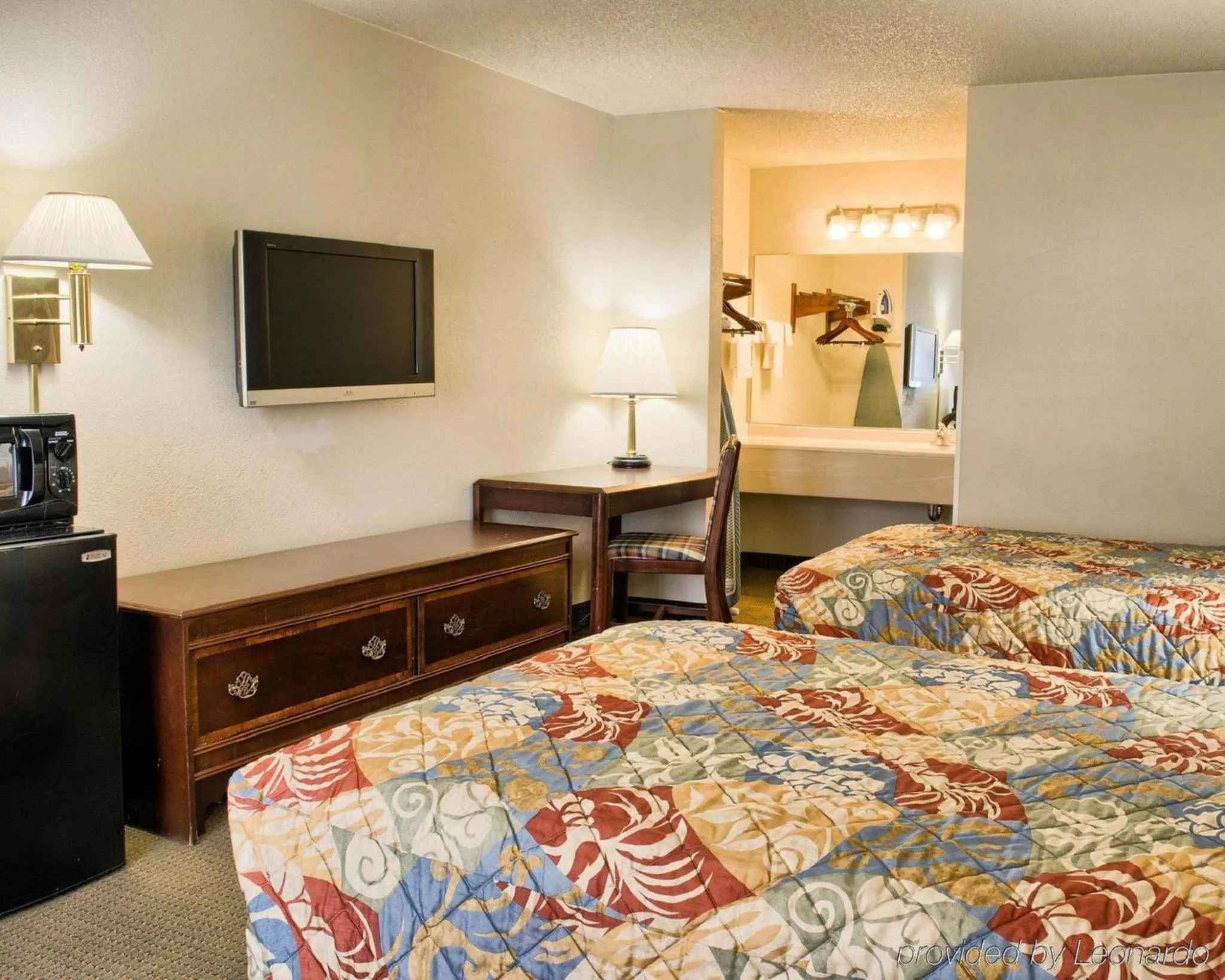 TV and multimedia, Bed in Rodeway Inn Richmond