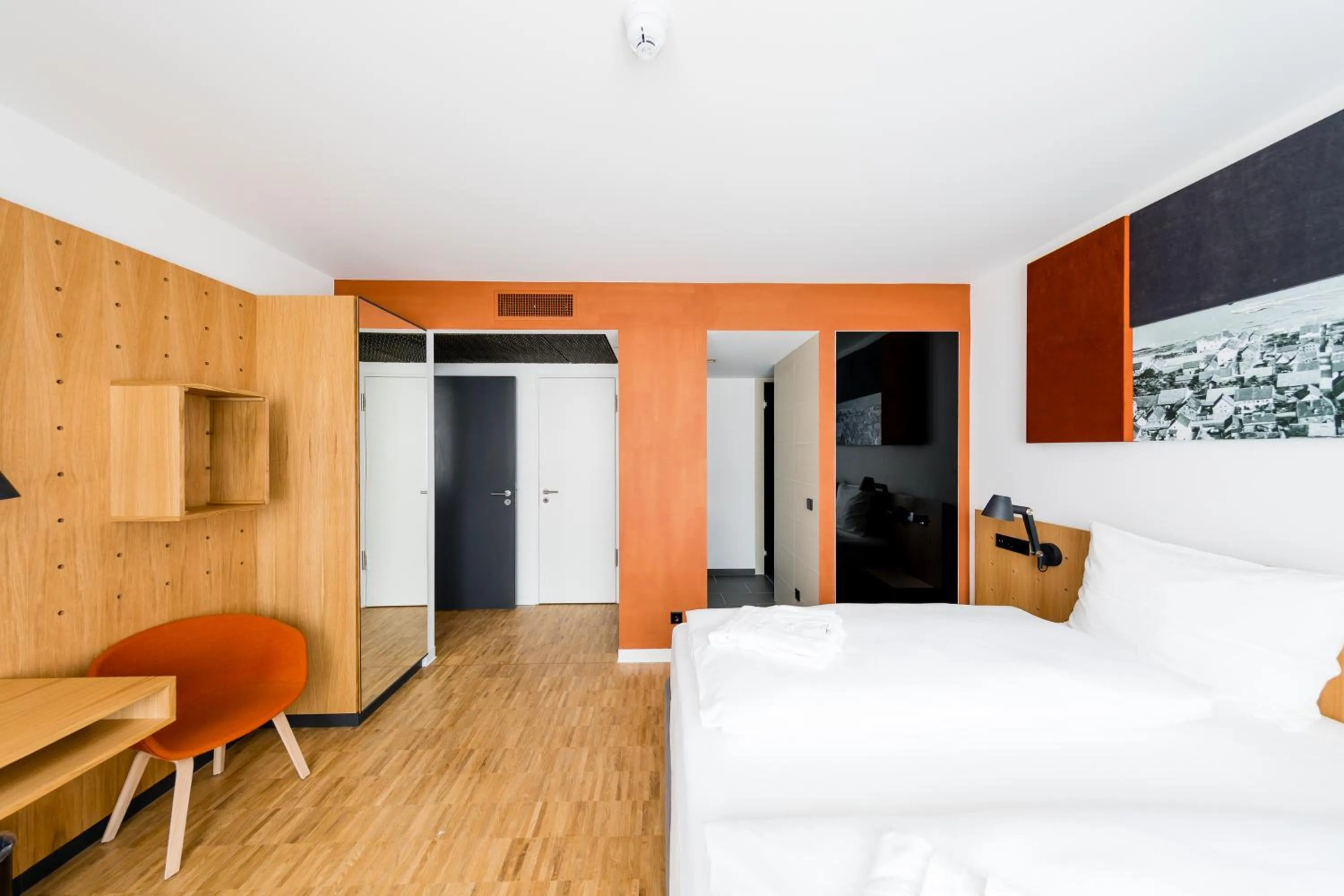 Photo of the whole room, Bed in mk | hotel rüsselsheim