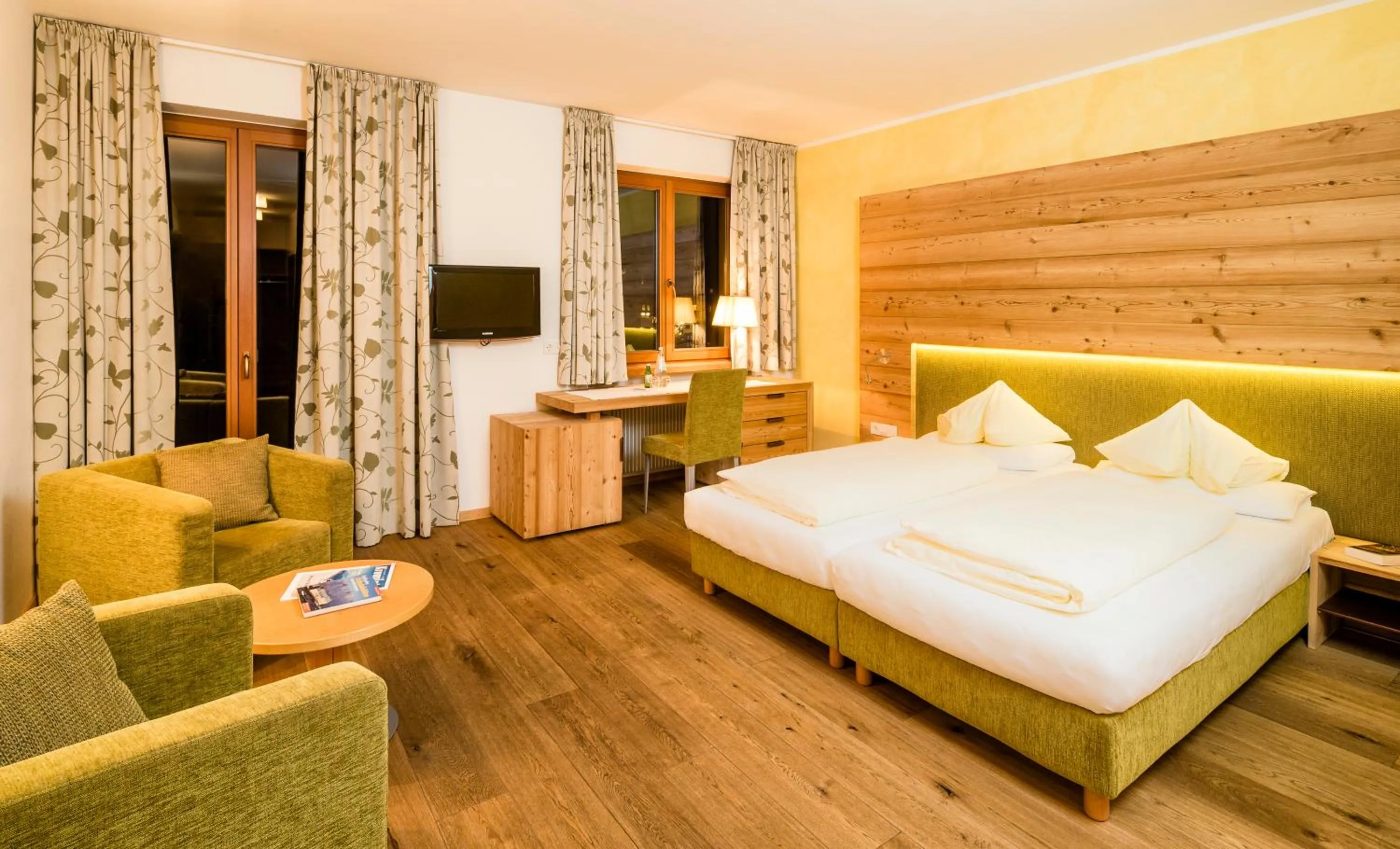 Photo of the whole room, Bed in Hotel Post - OlangCard included