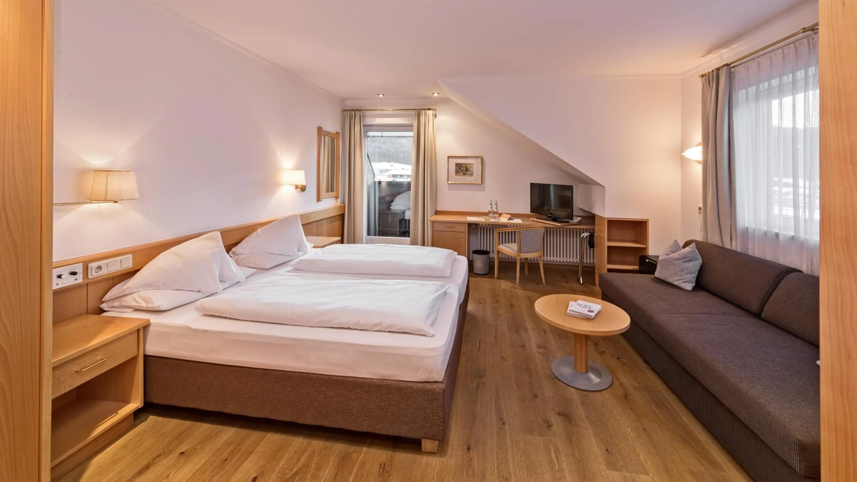 Photo of the whole room, Bed in Hotel Post - OlangCard included