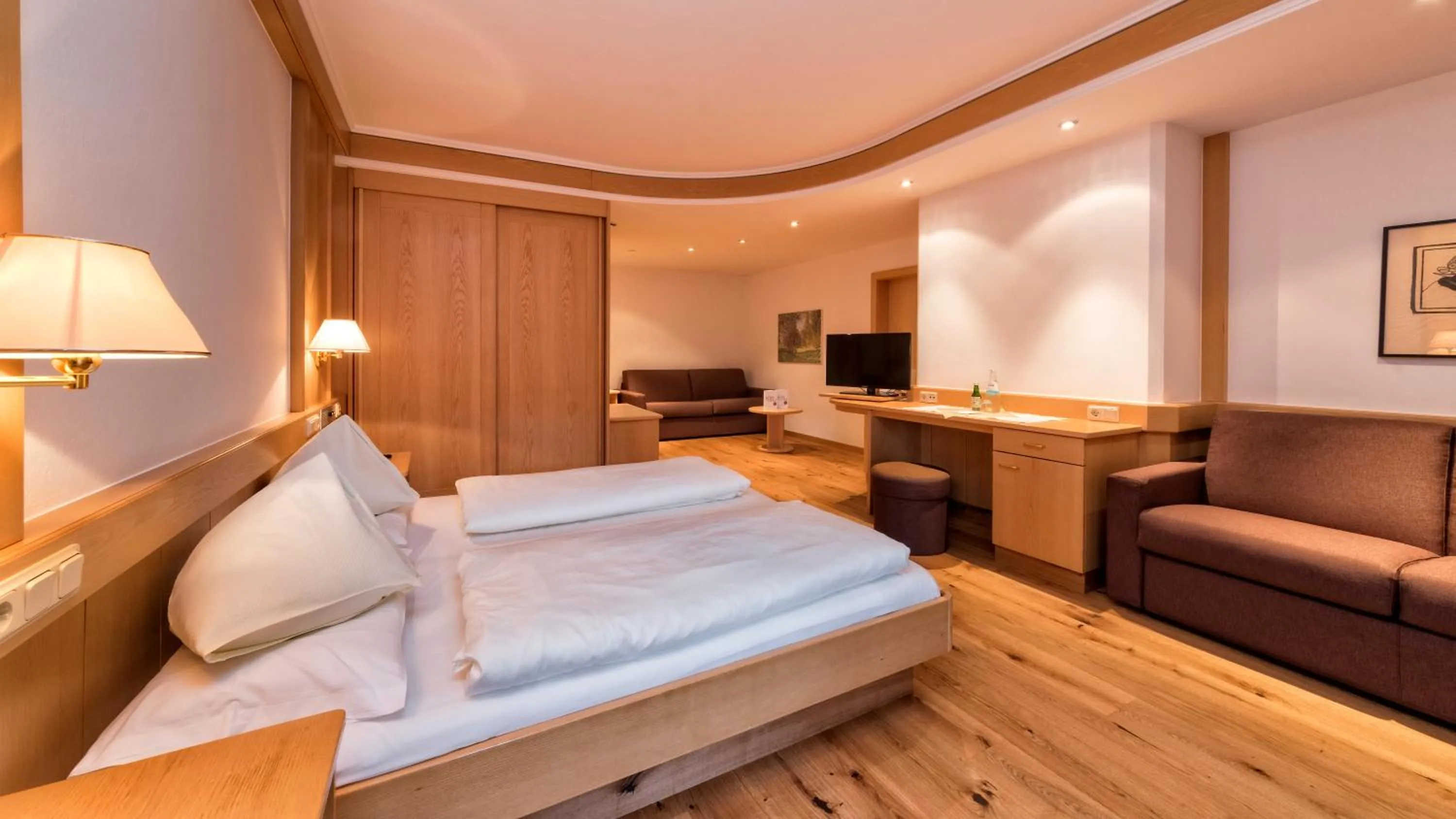 Photo of the whole room, Bed in Hotel Post - OlangCard included