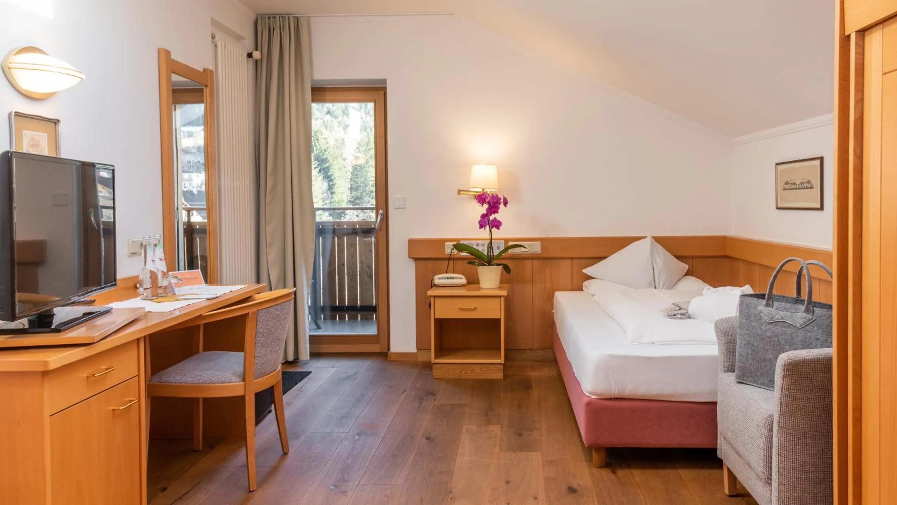 Photo of the whole room, Bed in Hotel Post - OlangCard included