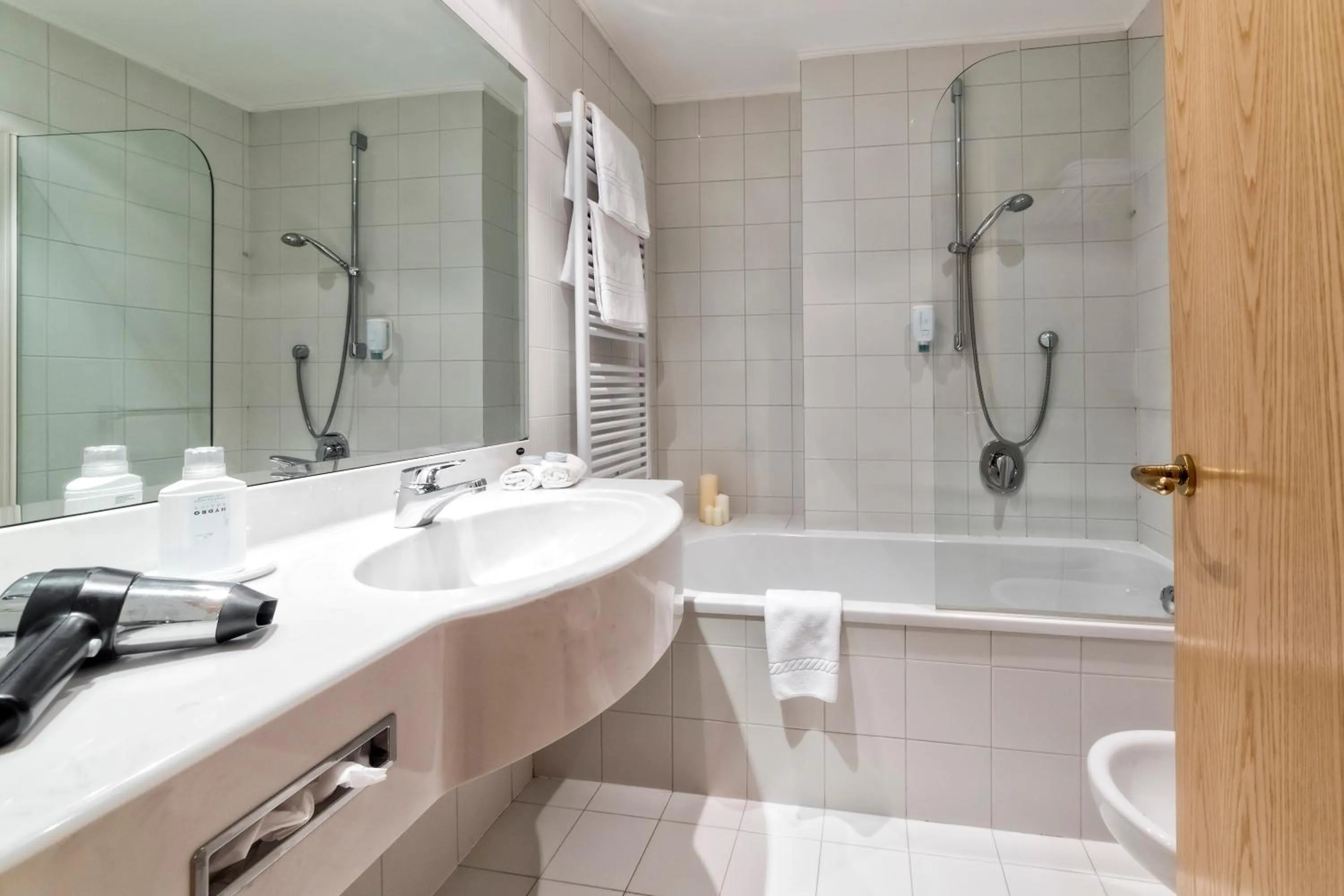 Shower in Hotel Post - OlangCard included