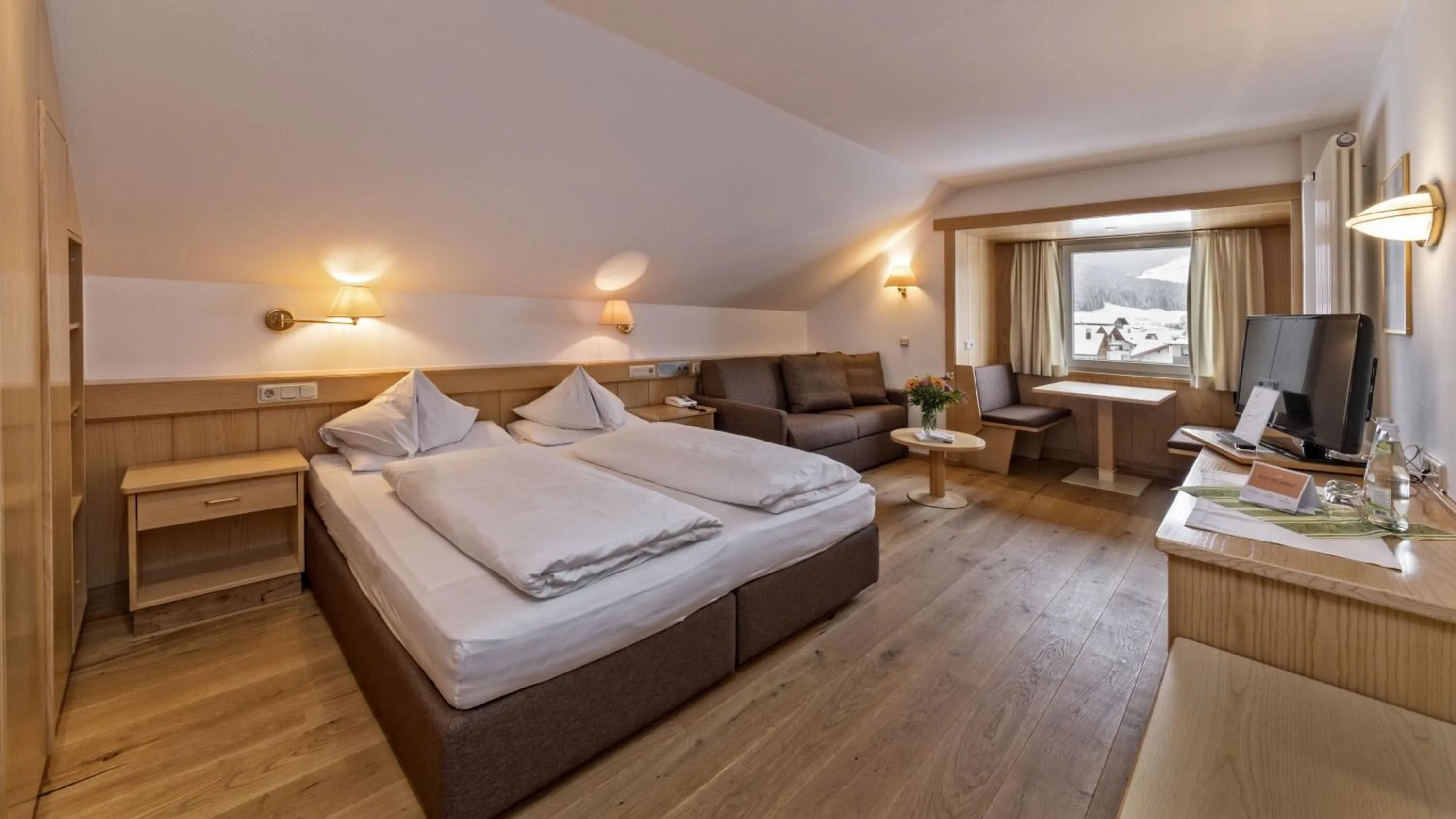 Photo of the whole room, Bed in Hotel Post - OlangCard included