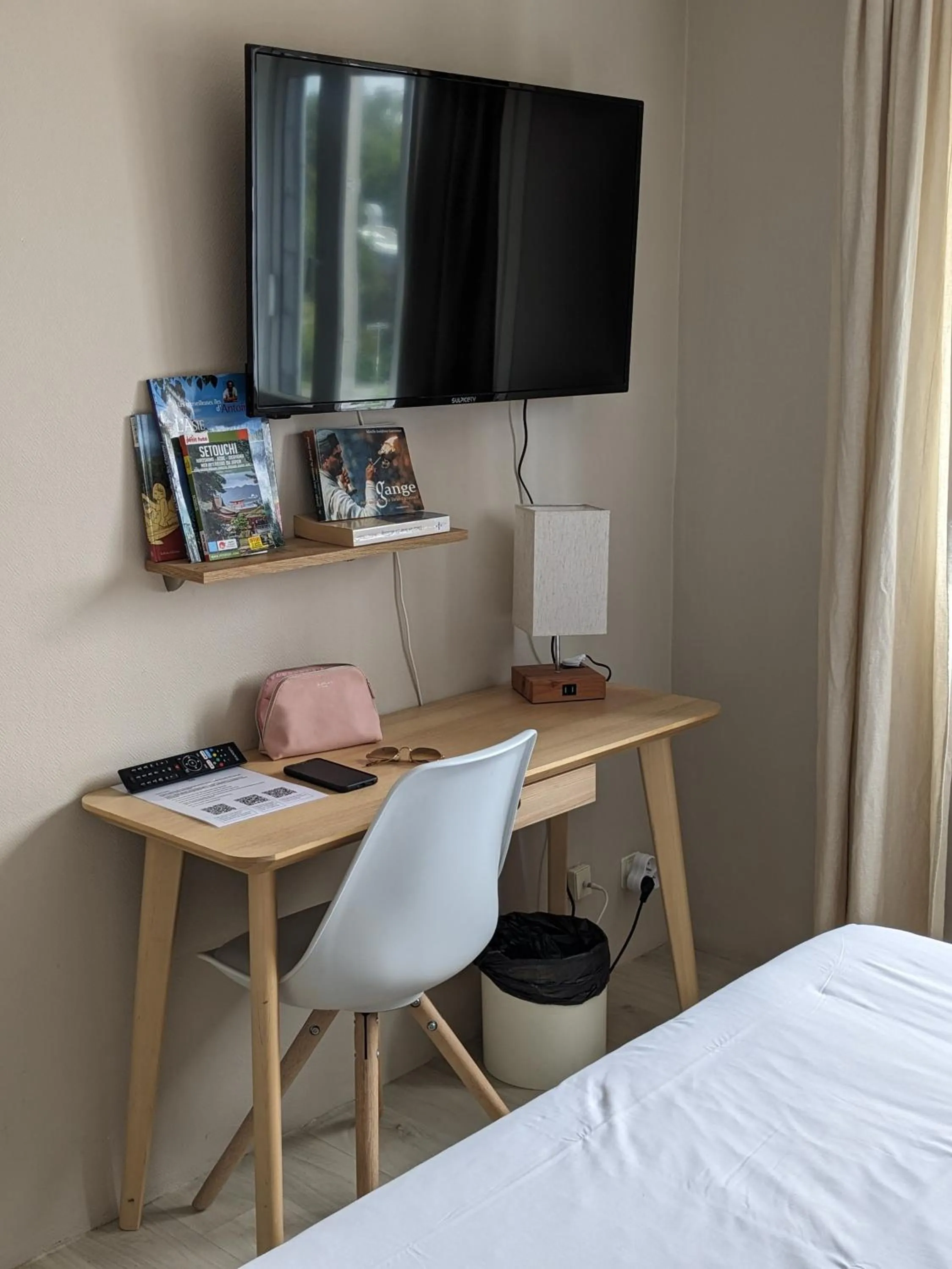 storage, Bed in Fuzei Hôtel Lorient-Lanester