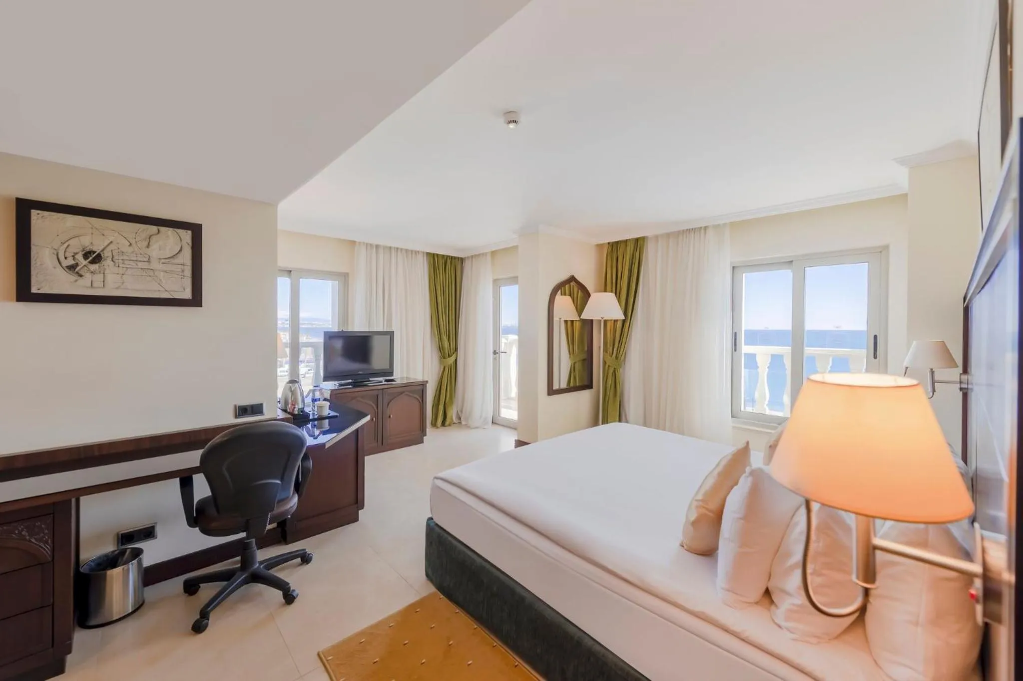 Photo of the whole room, Bed in Crowne Plaza Antalya by IHG