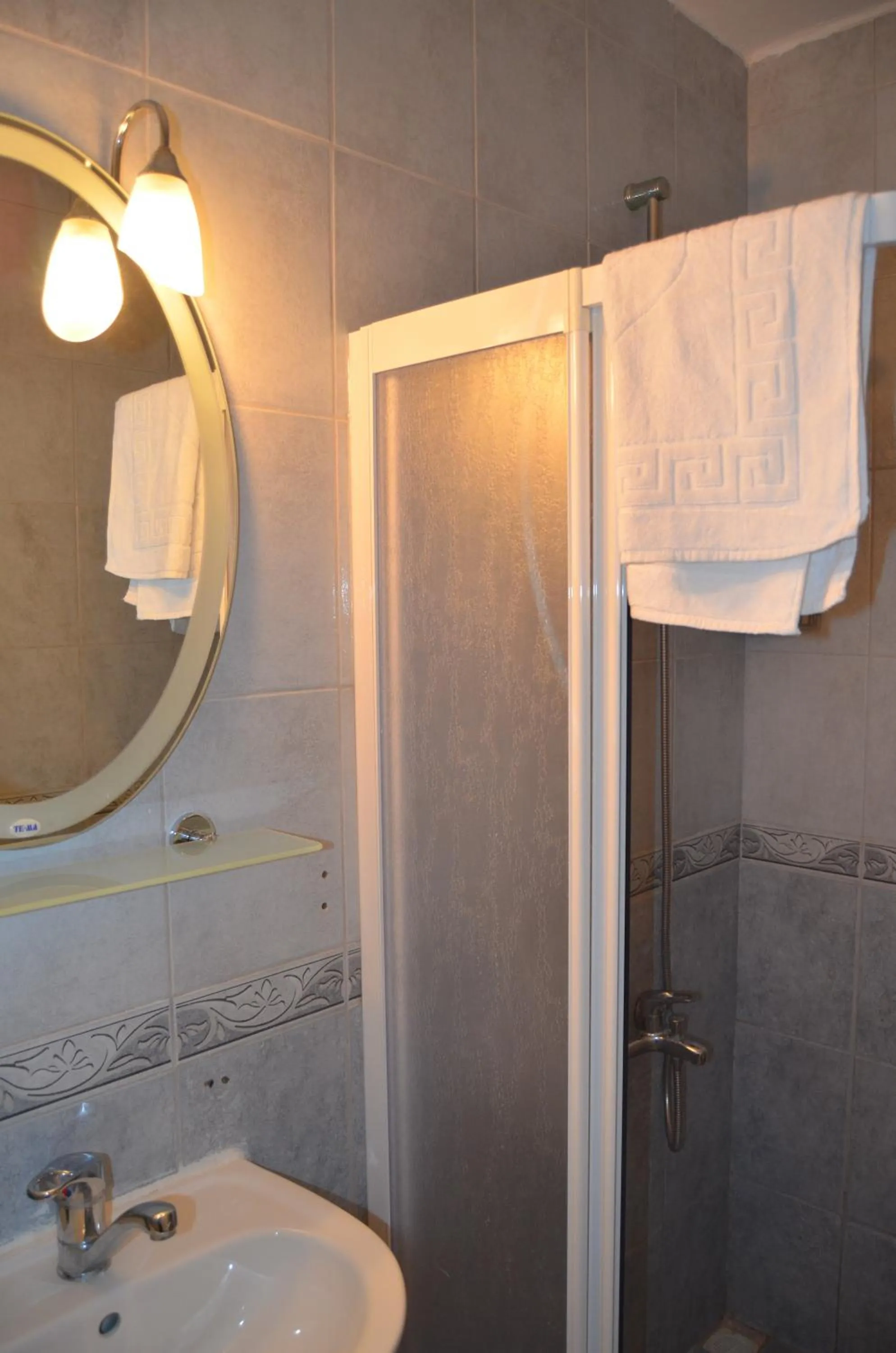 Shower in Simge Pension