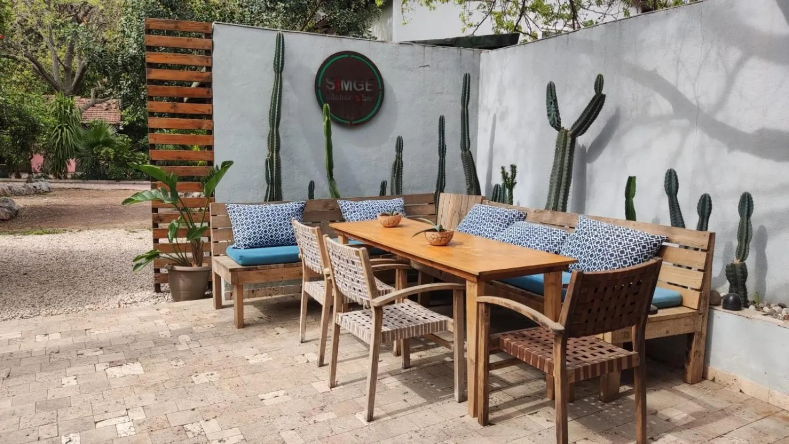 Restaurant/places to eat in Simge Pension