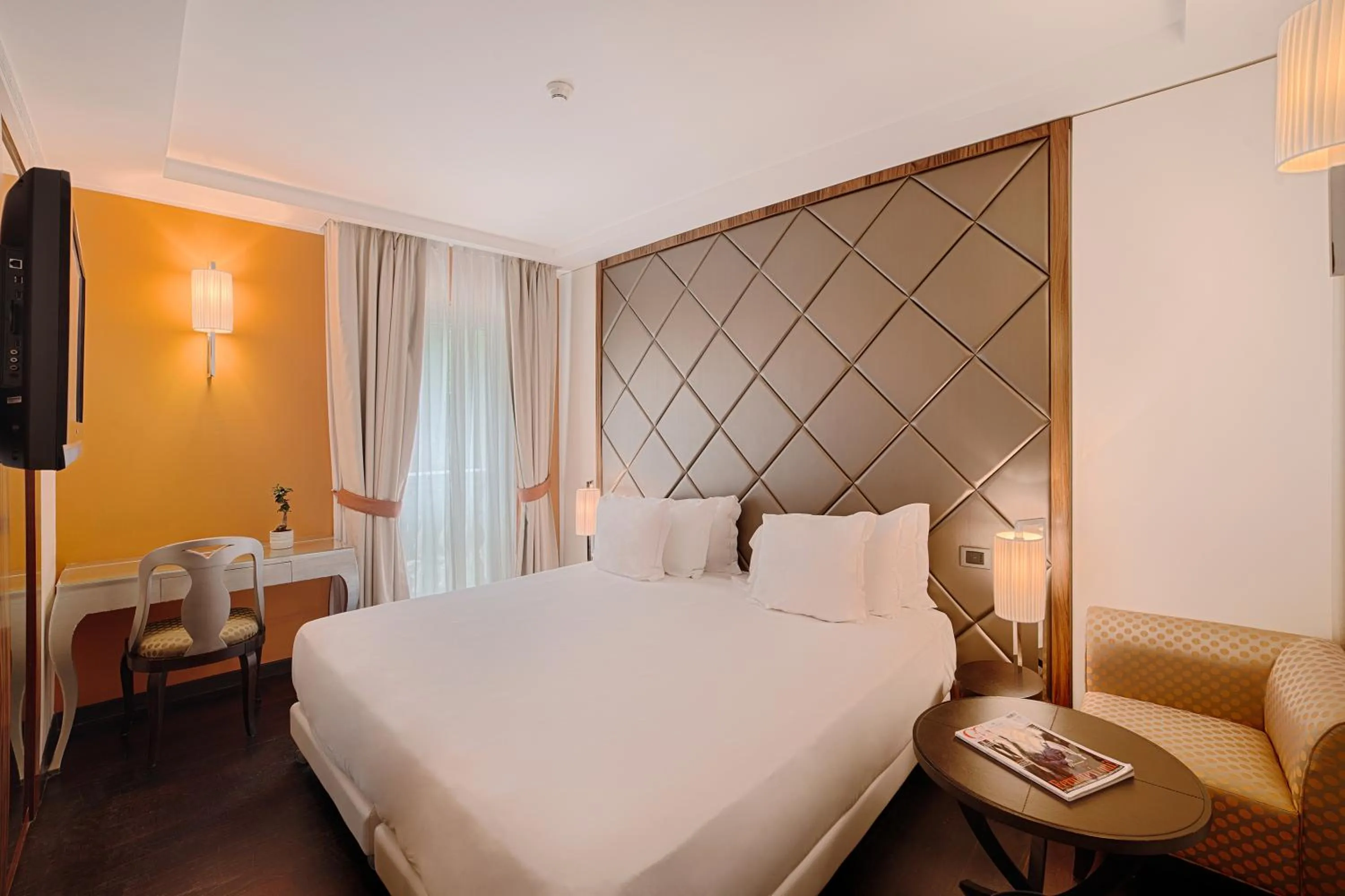 Guests, Bed in NH Collection Taormina