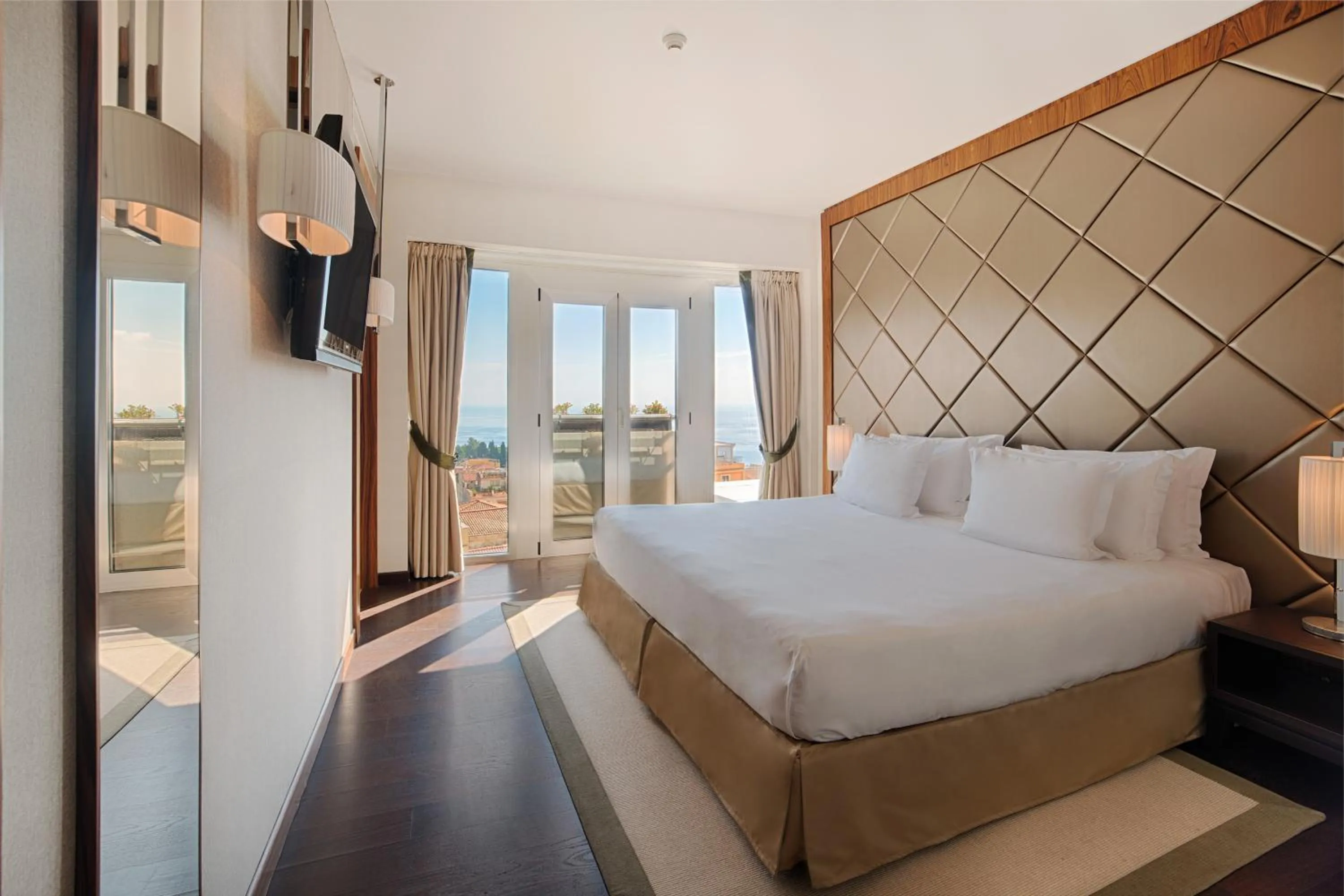 Guests, Bed in NH Collection Taormina