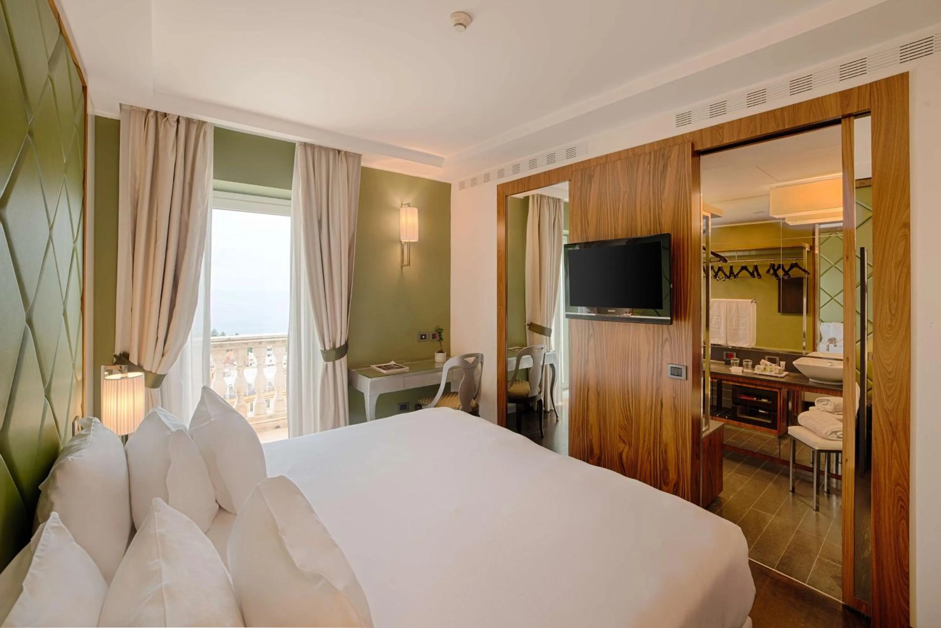 Bedroom, Bed in NH Collection Taormina