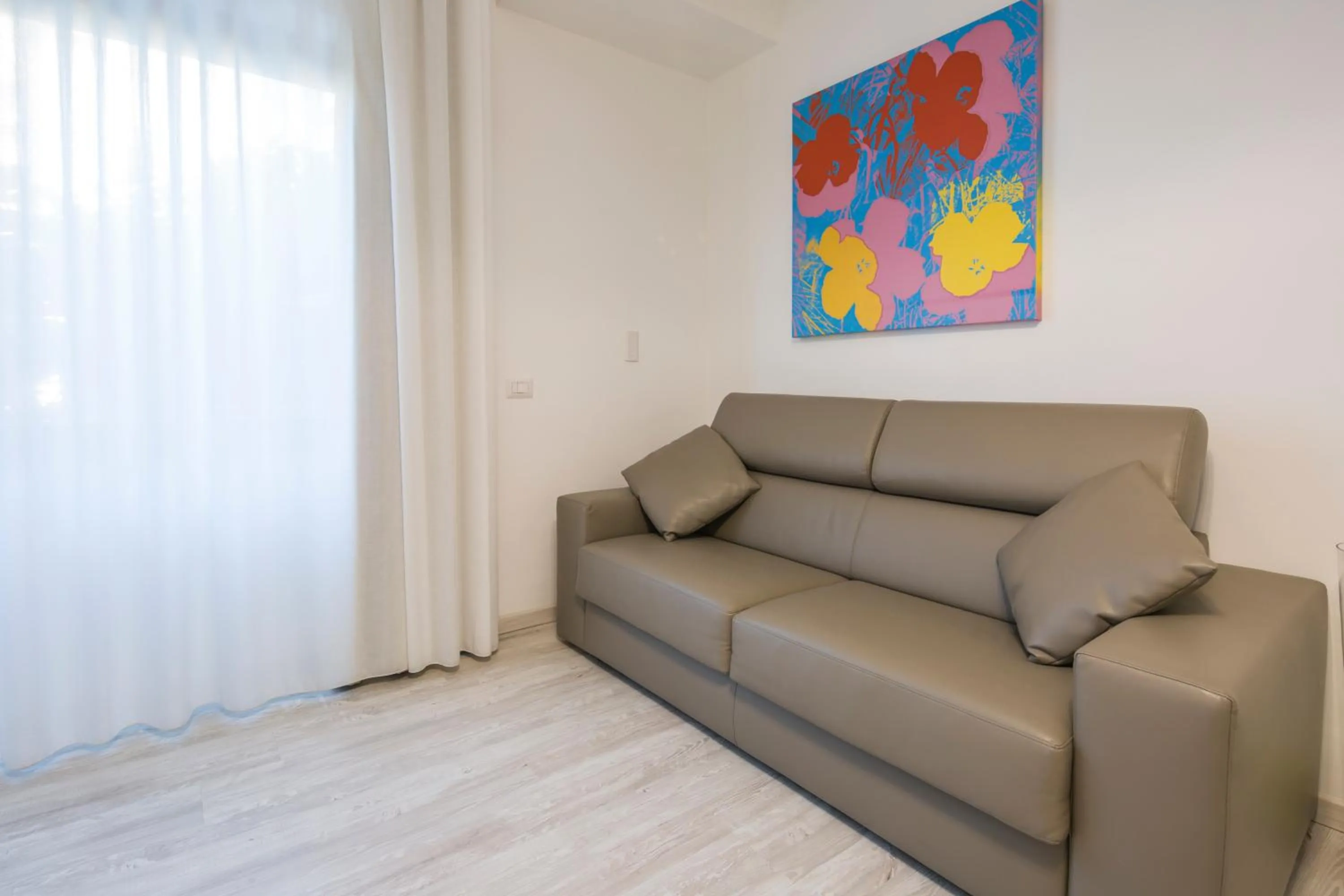 Coffee/tea facilities in Flower Suites Sorrento