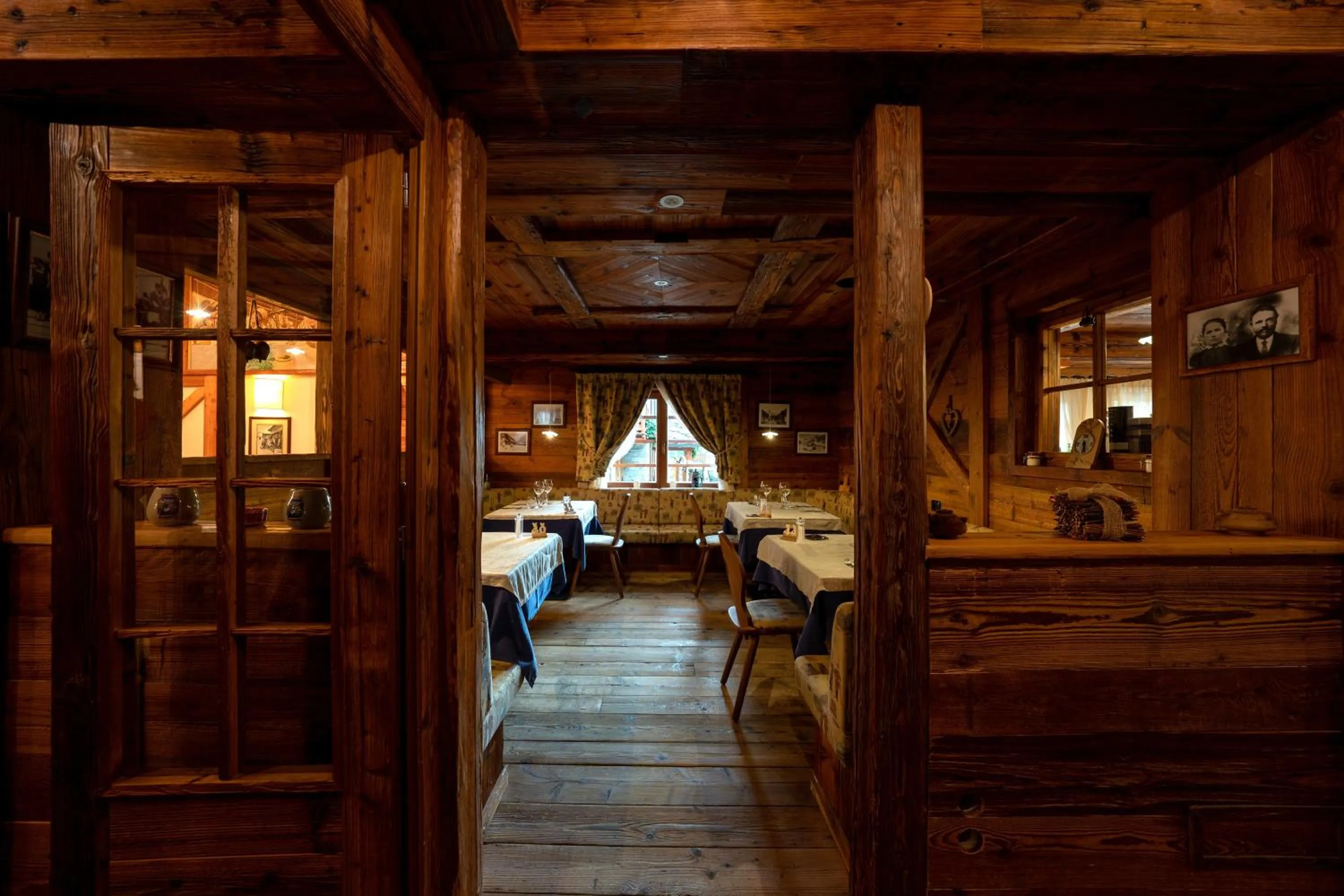 Restaurant/places to eat in Lo Scoiattolo Hotel