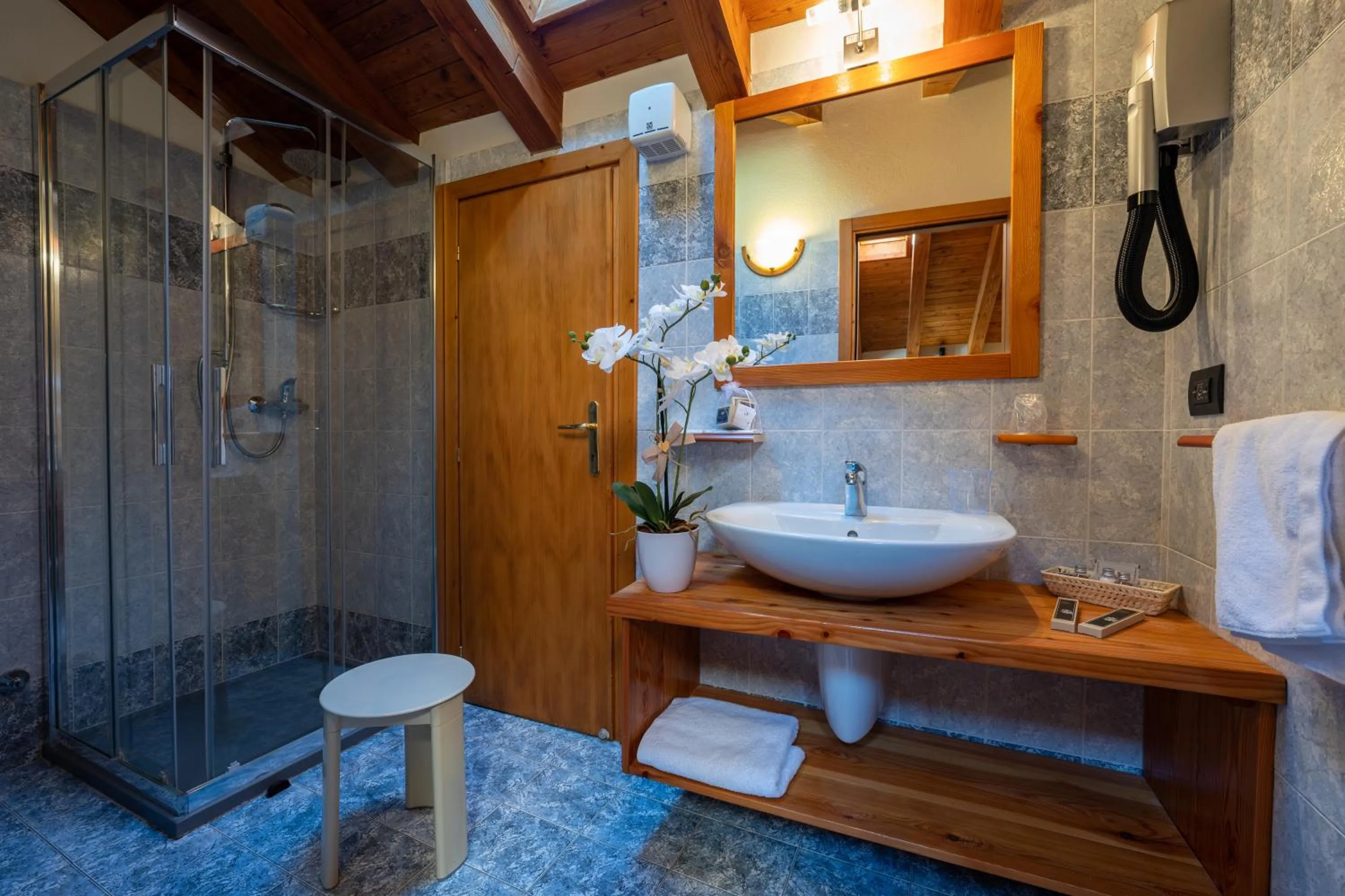 Bathroom in Lo Scoiattolo Hotel