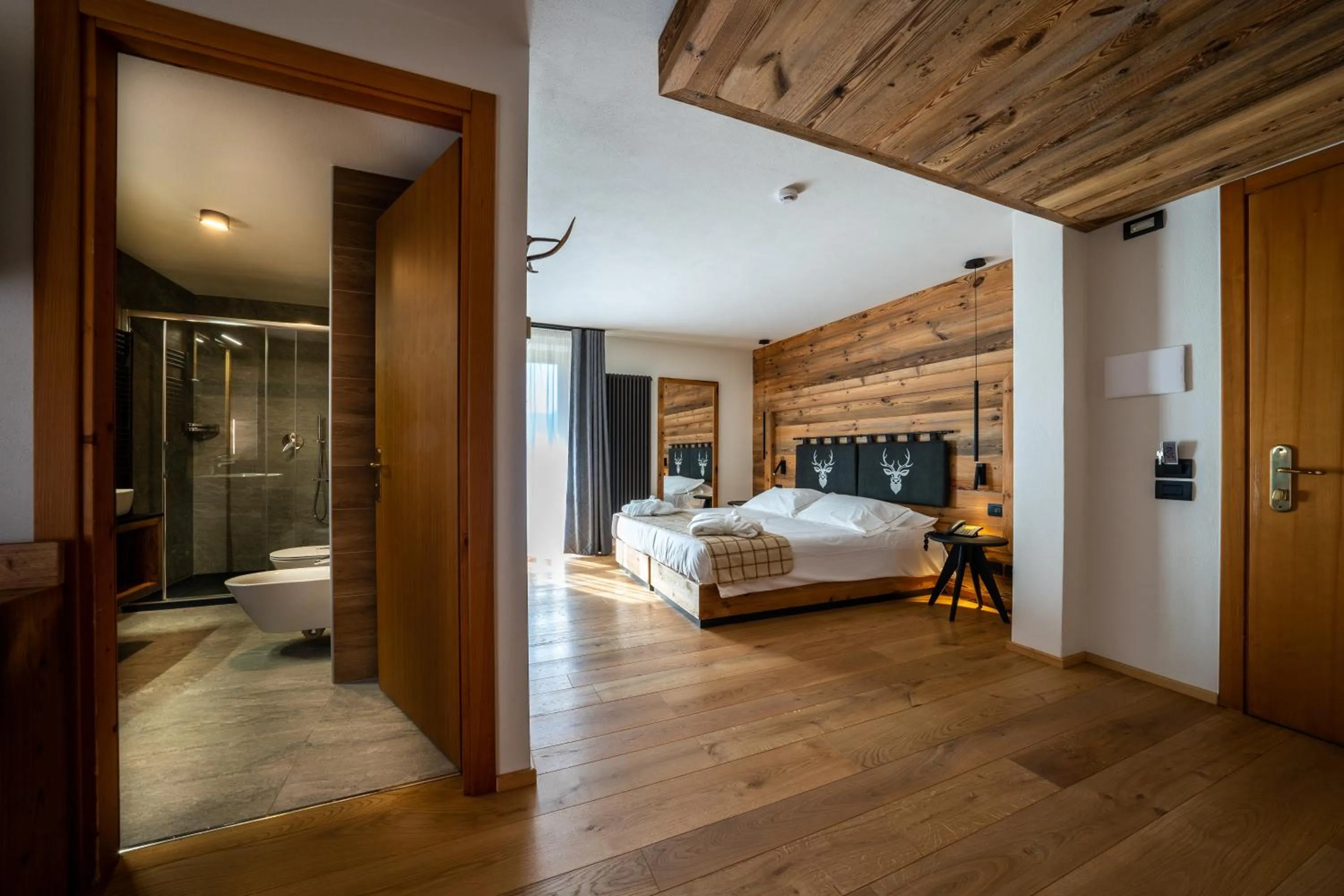 Bathroom, Bed in Lo Scoiattolo Hotel