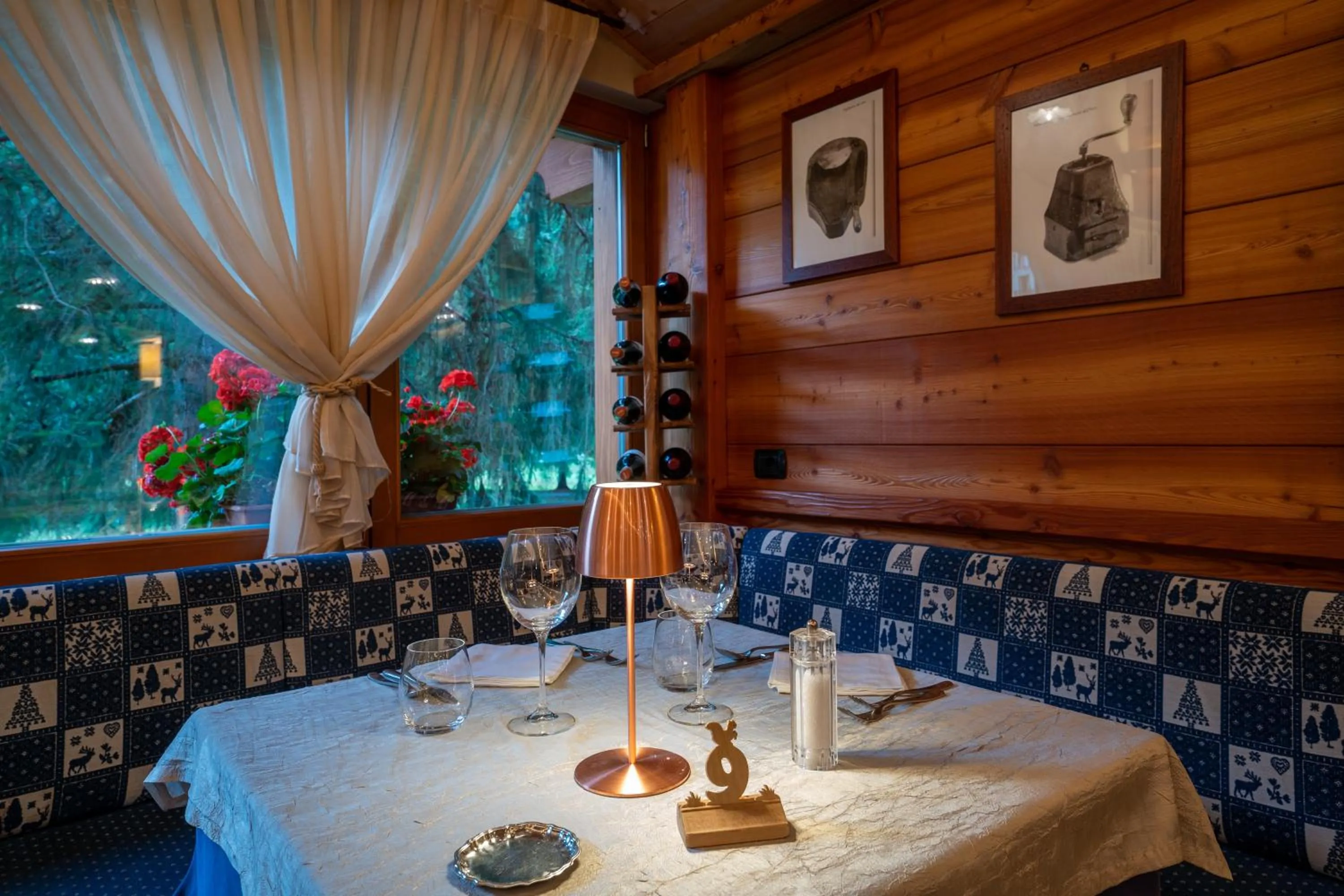 Restaurant/places to eat in Lo Scoiattolo Hotel