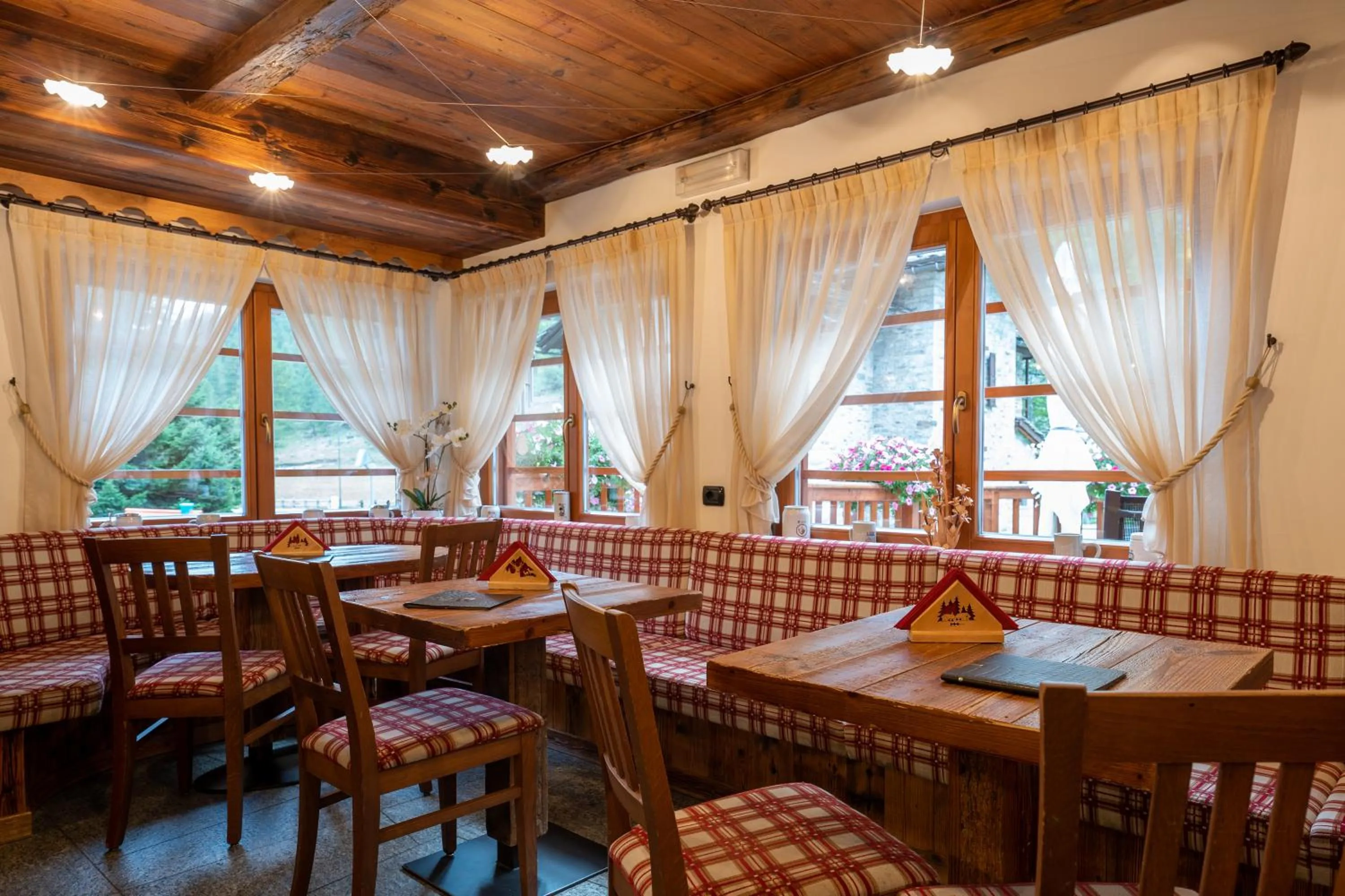 Lounge or bar in Lo Scoiattolo Hotel