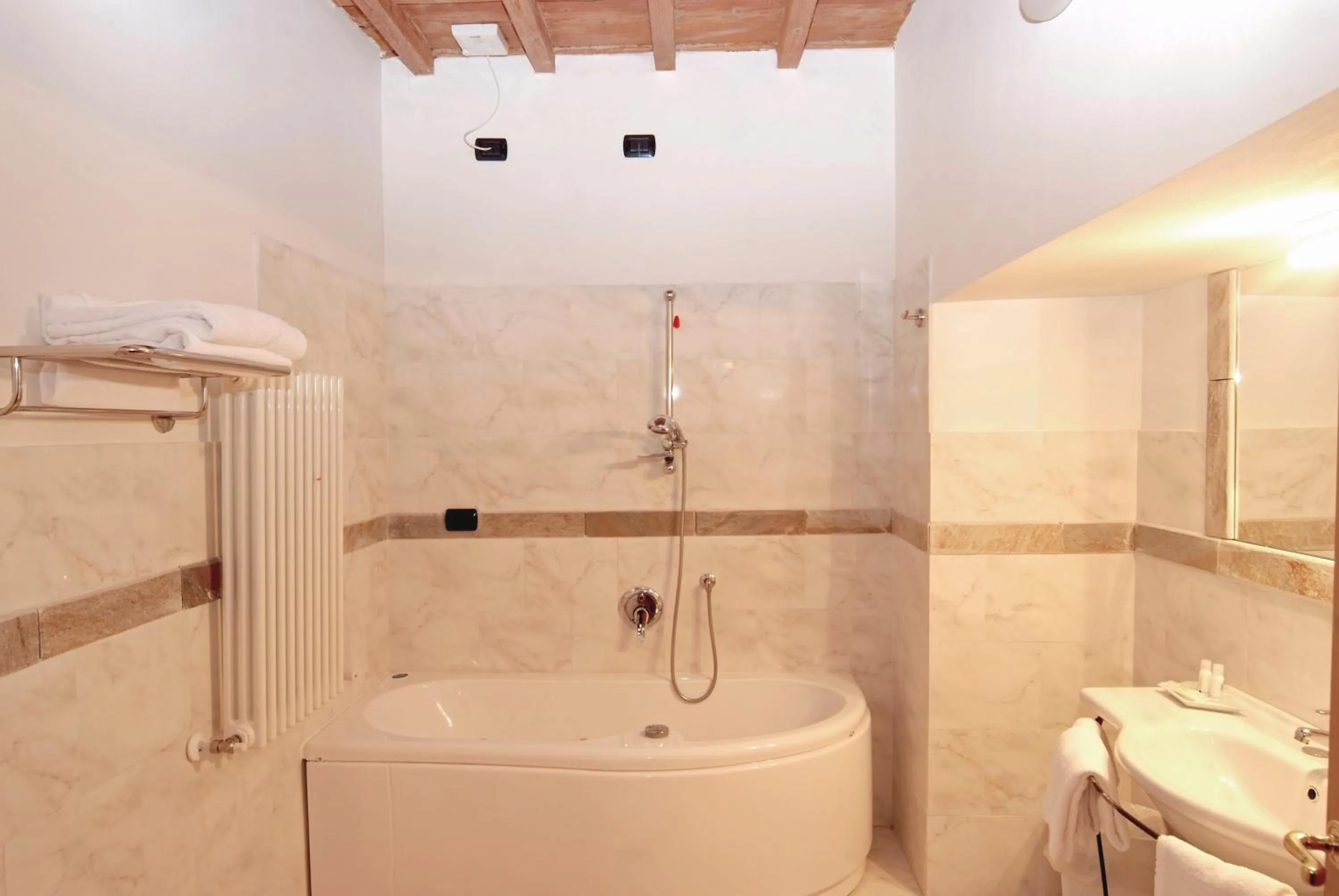 Shower in HG Abetone e Piramidi Resort