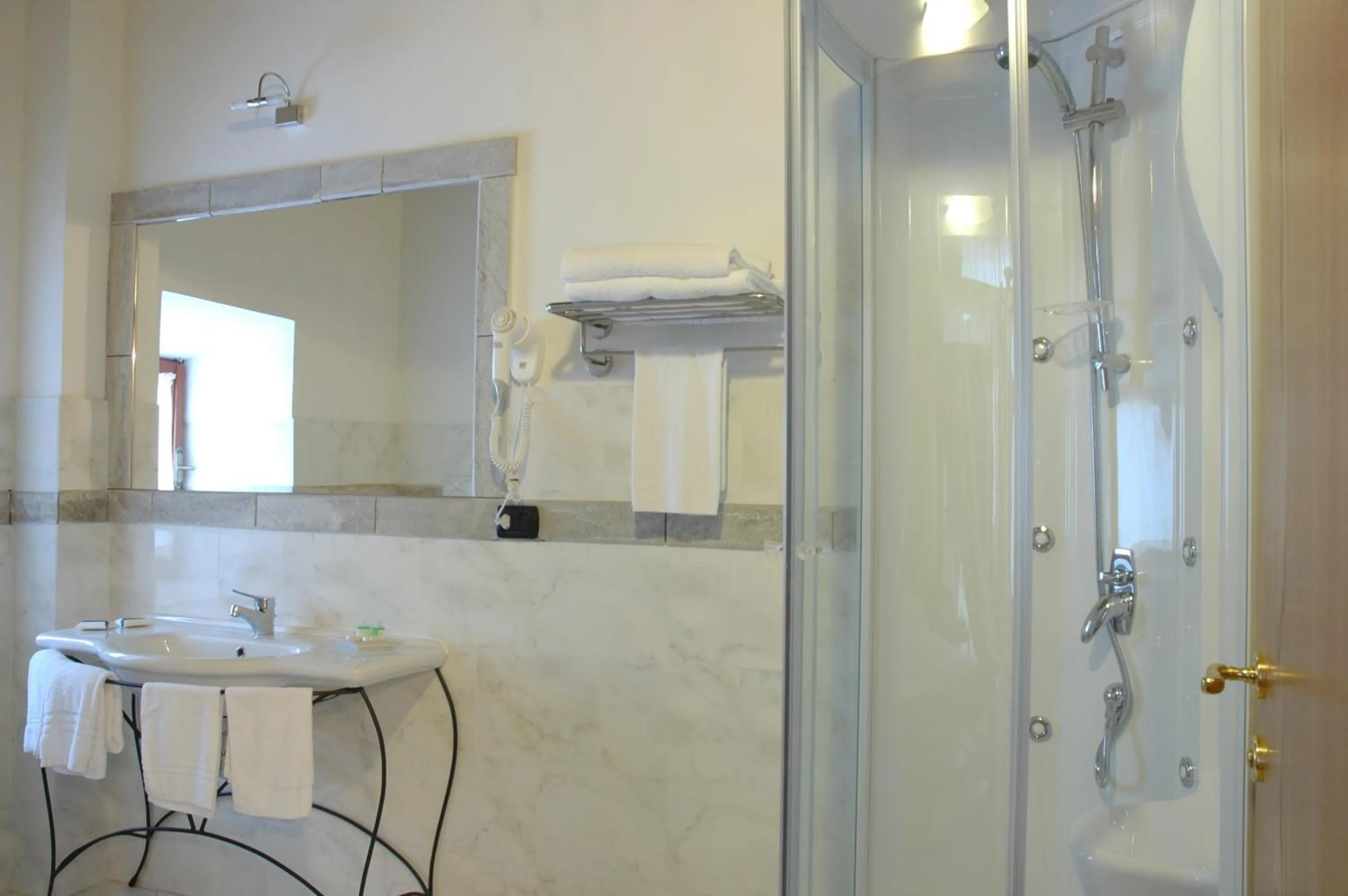 Bathroom in HG Abetone e Piramidi Resort