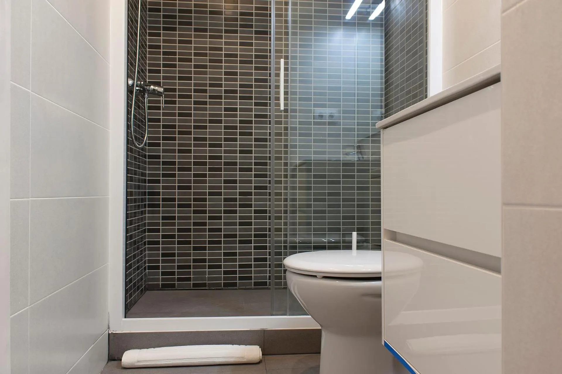 Shower in Flateli Roger 6