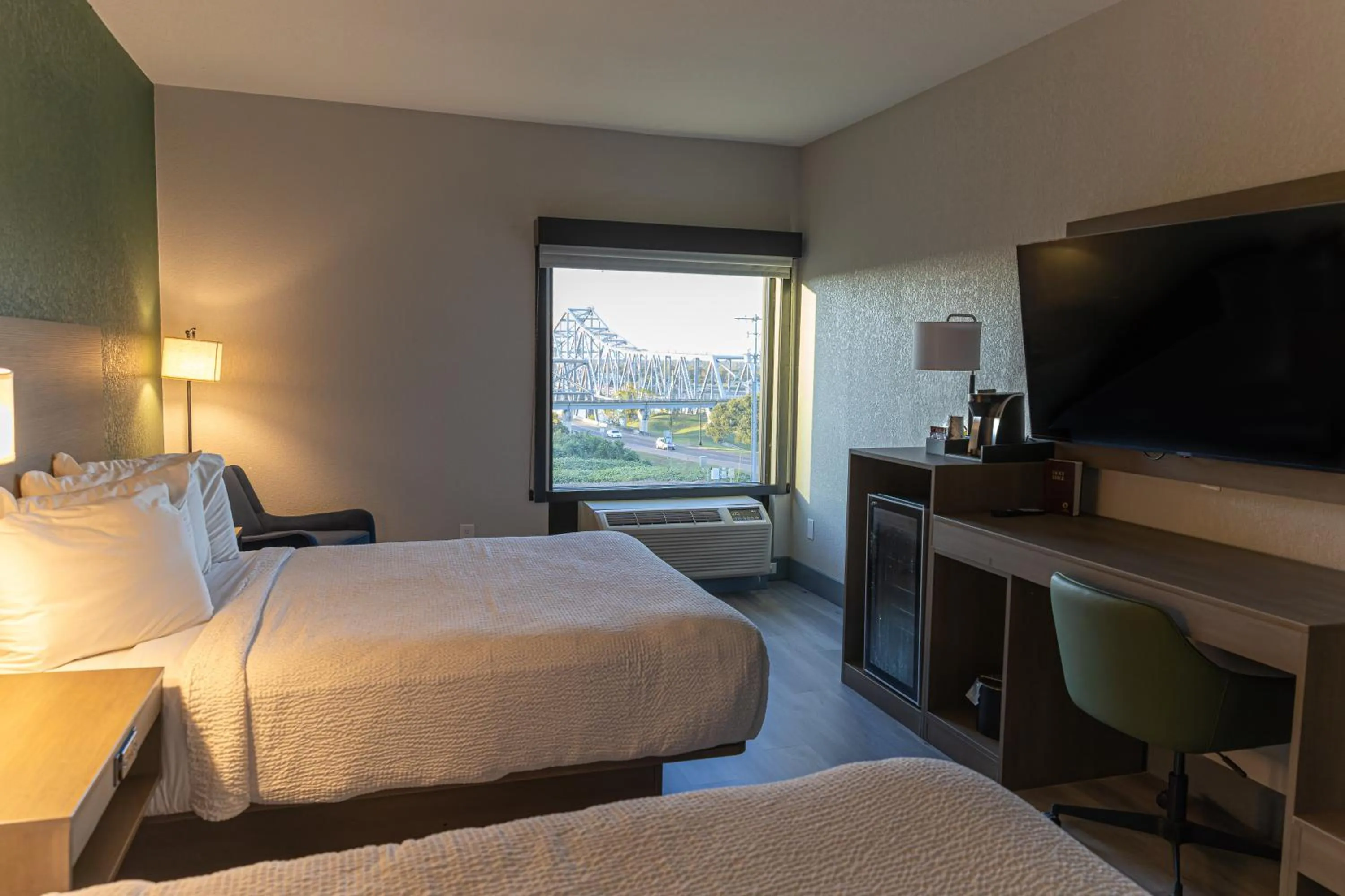 Bedroom, Bed in The Bridges Hotel