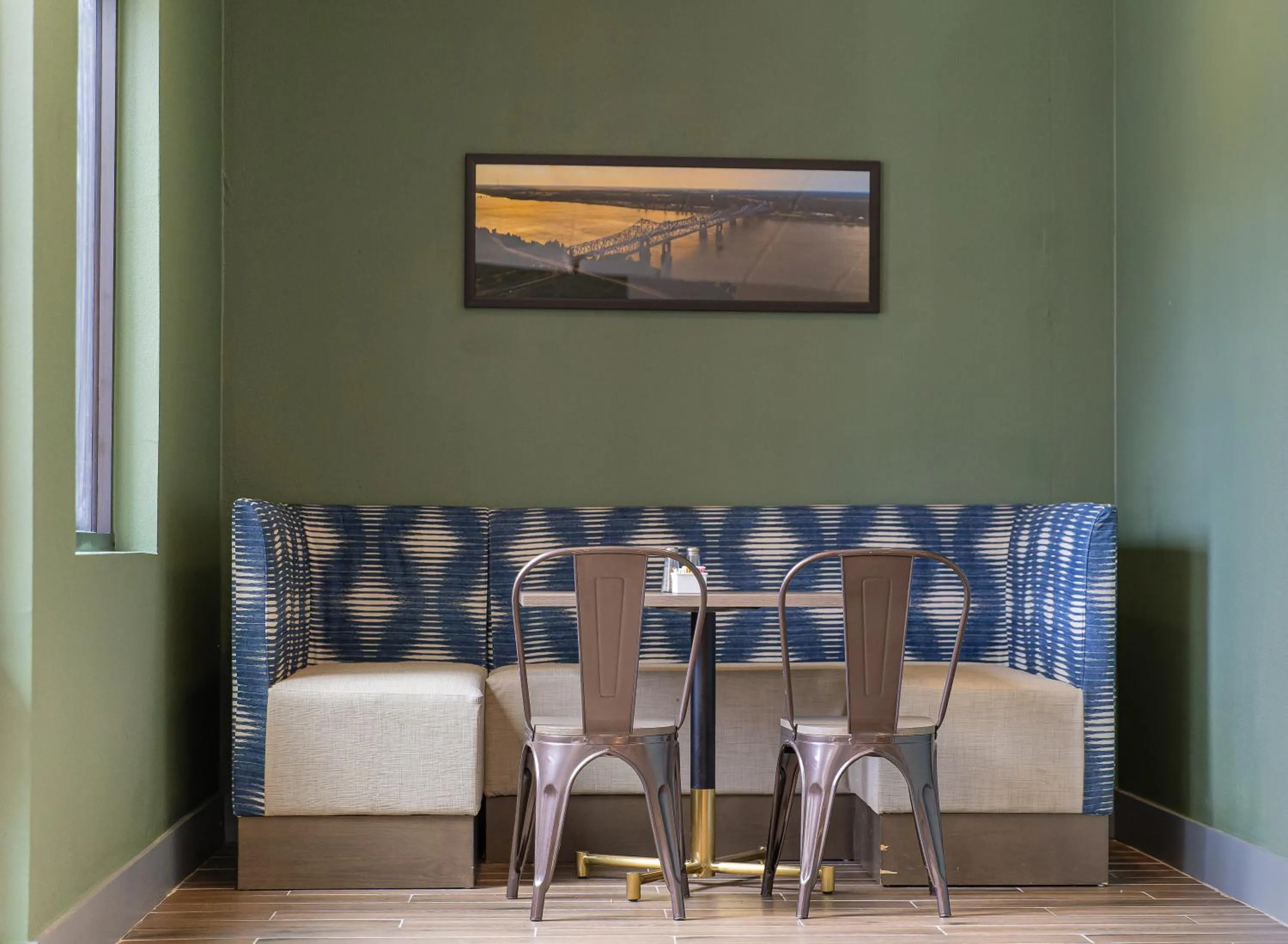 Restaurant/places to eat in The Bridges Hotel