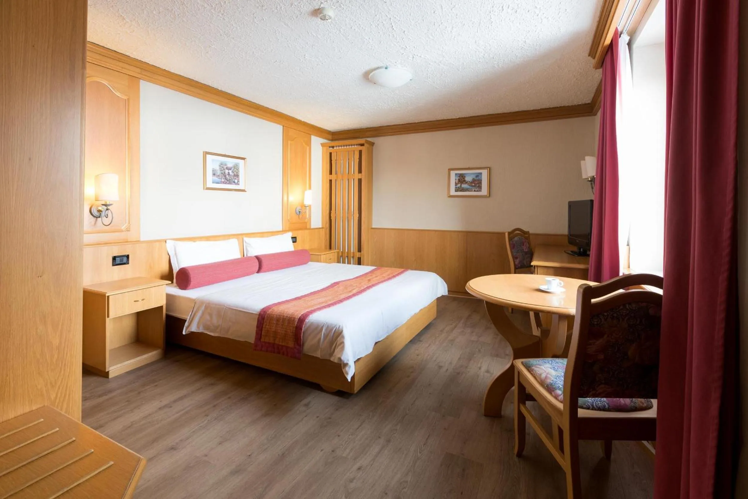 Photo of the whole room, Bed in Hotel Intermonti