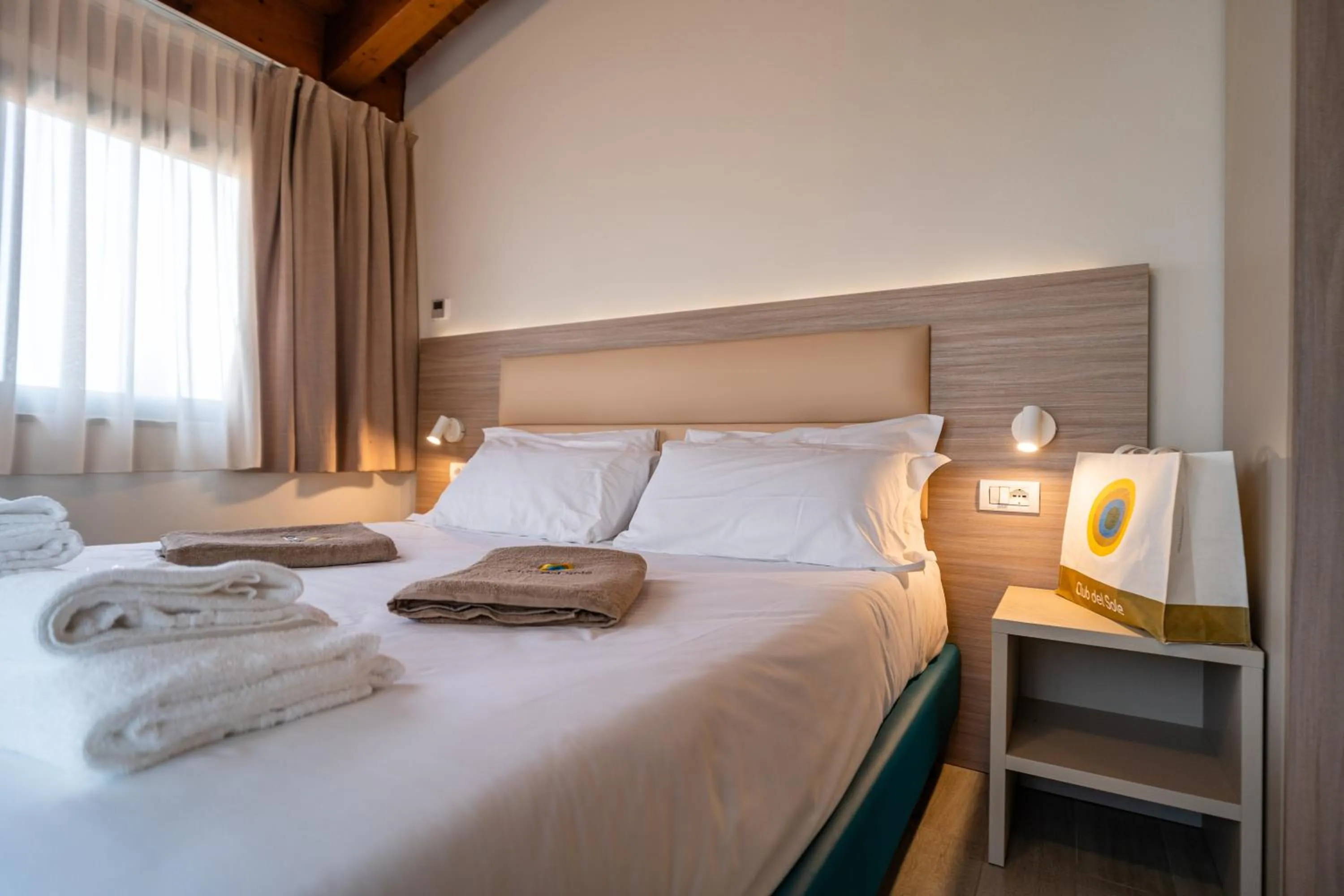 Bed in Club del Sole Desenzano Boutique Resort