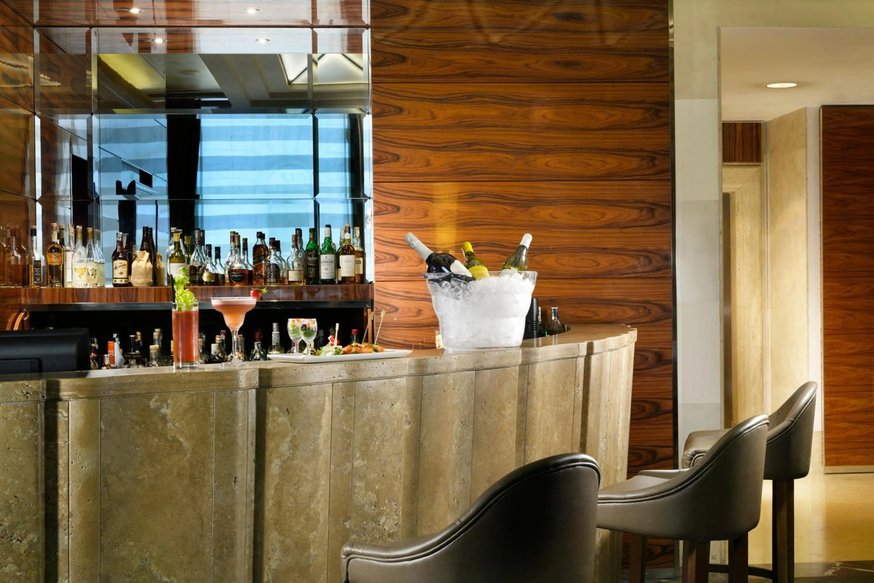 Lounge or bar in UNA Hotels Decò Roma