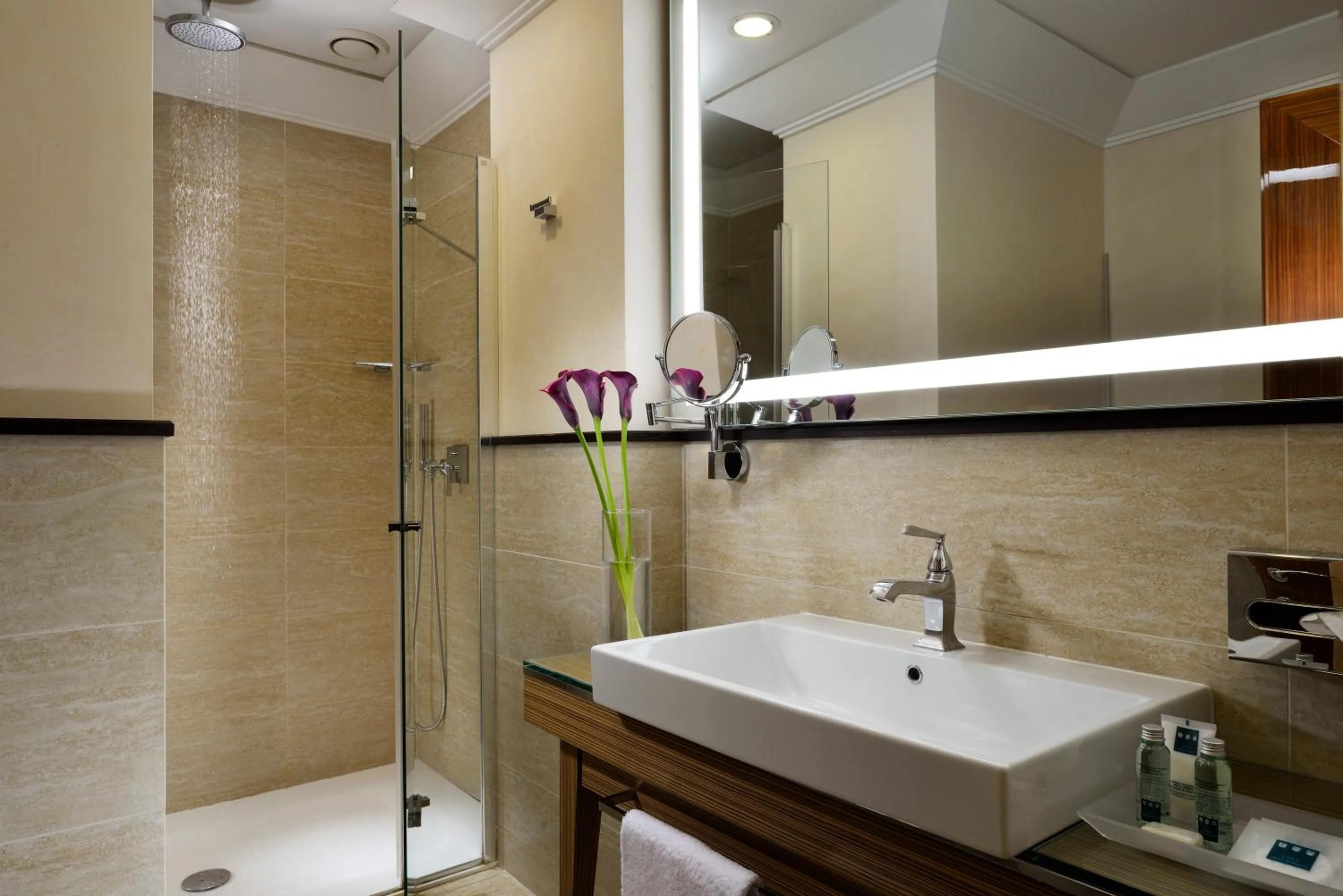 Shower in UNA Hotels Decò Roma