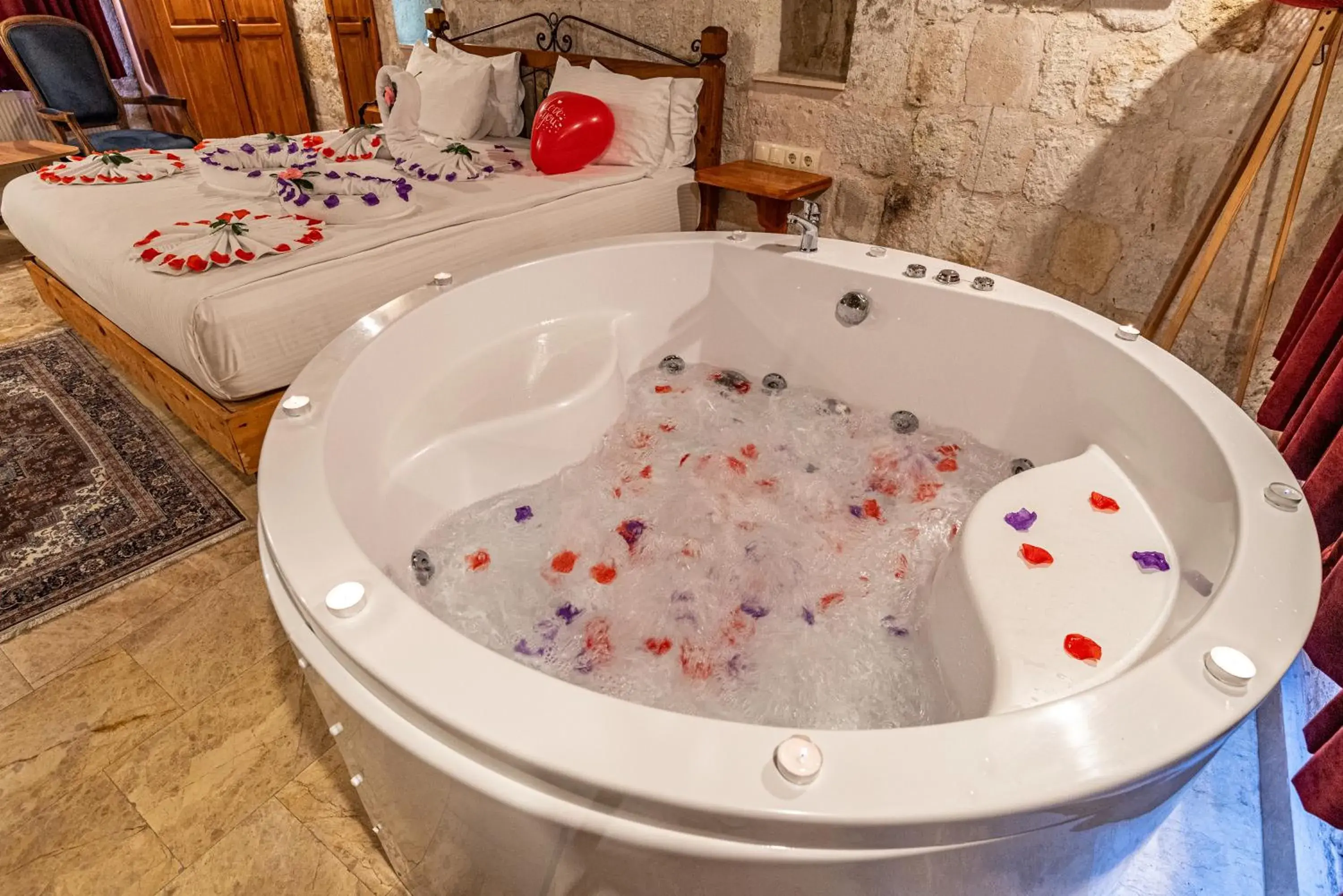 Queen Balloon View with Jacuzzi in Dervish Cave House & Restaurant Queen Balloon View with Jacuzzi in Dervish Cave House & Restaurant