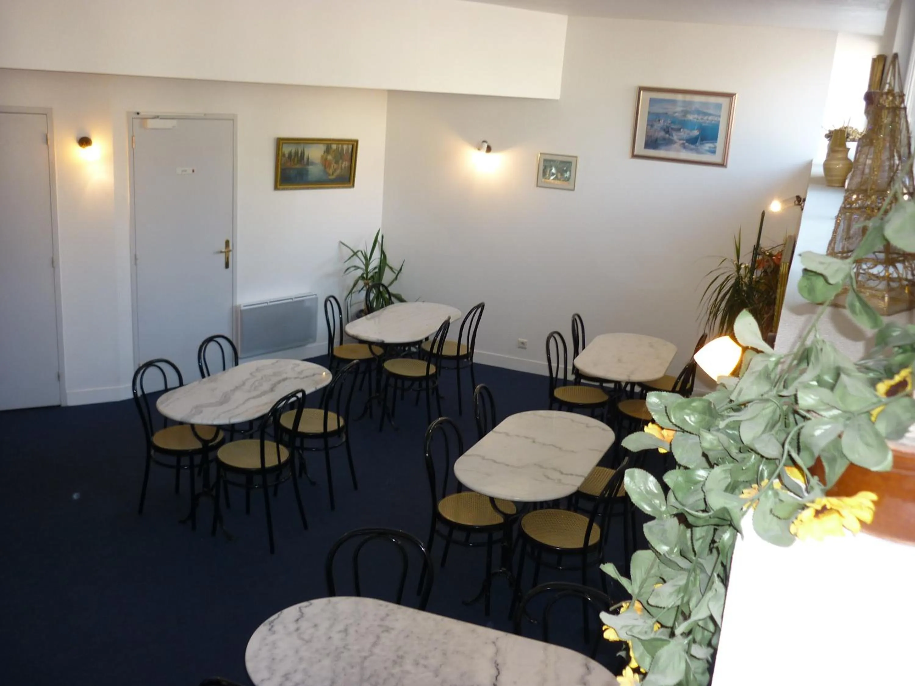 Restaurant/places to eat in Hotel Neptune