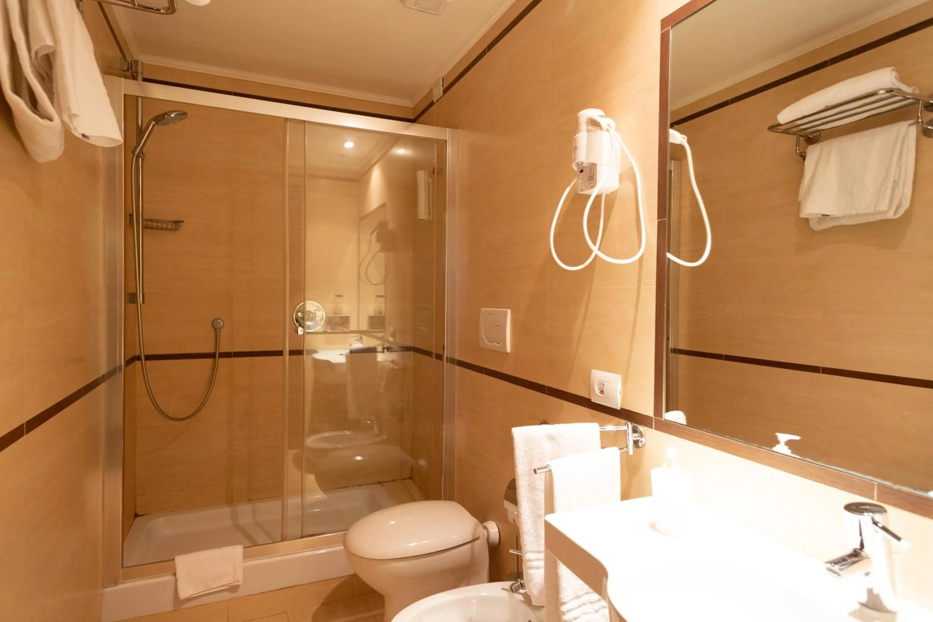 Shower in Cervara Park Hotel