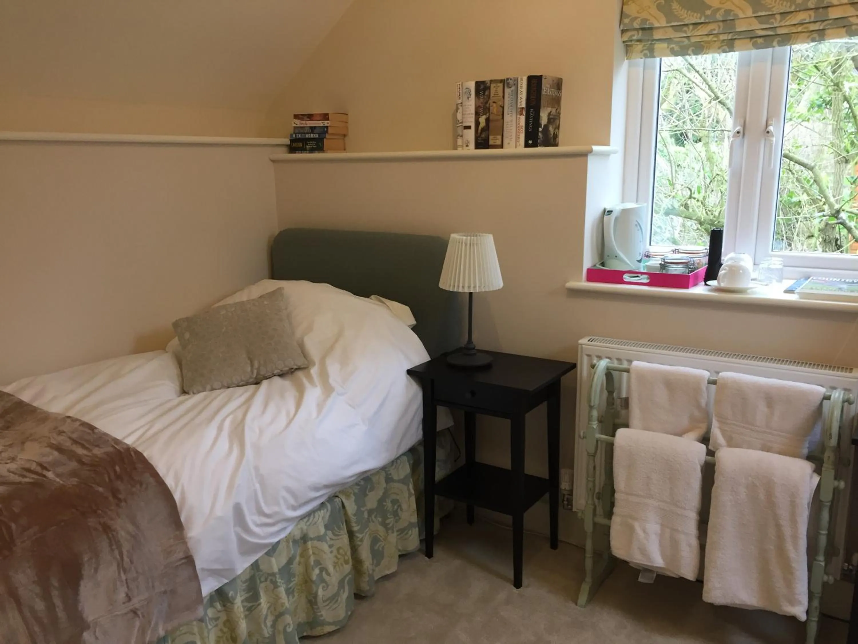 Garden view, Bed in The Old Bakery Barn
