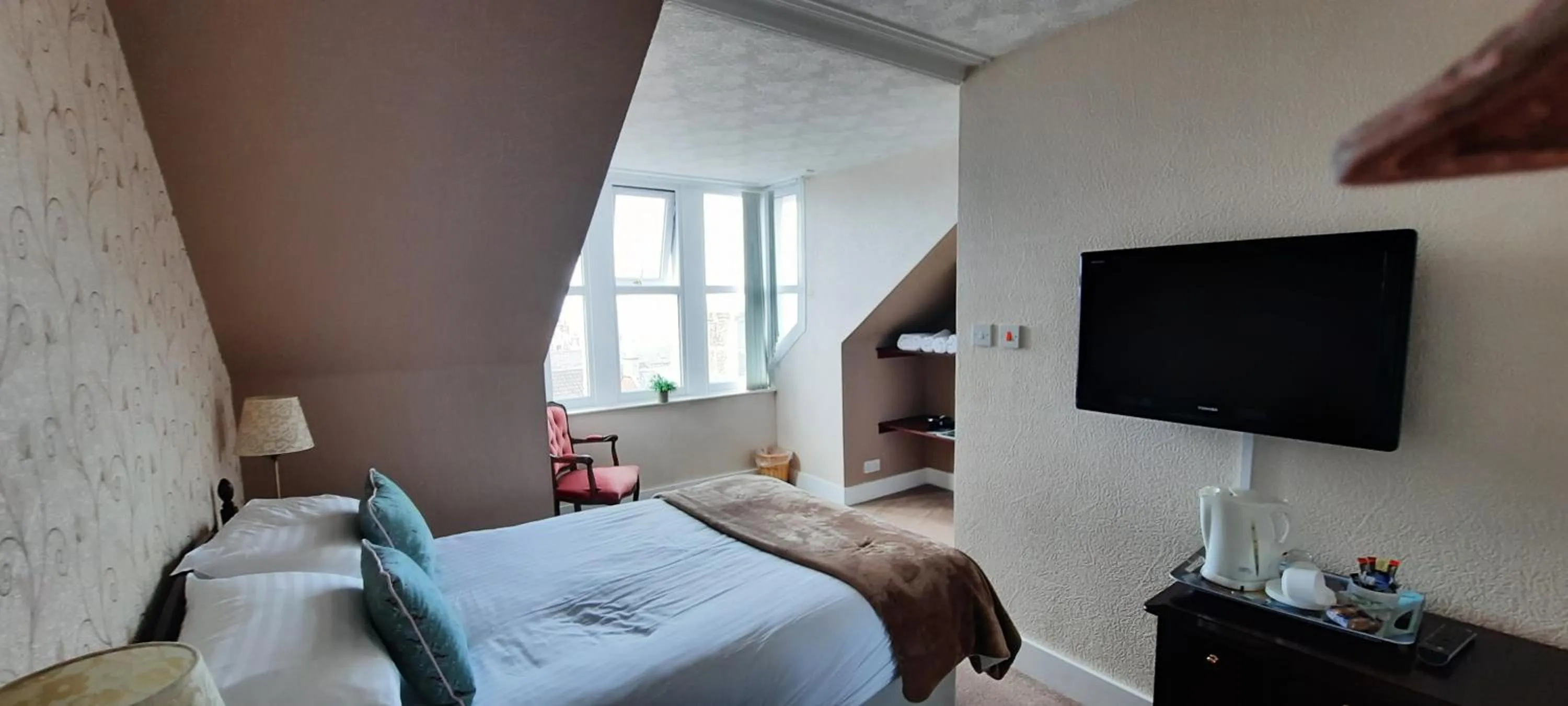 Photo of the whole room, Bed in Victoria Hotel