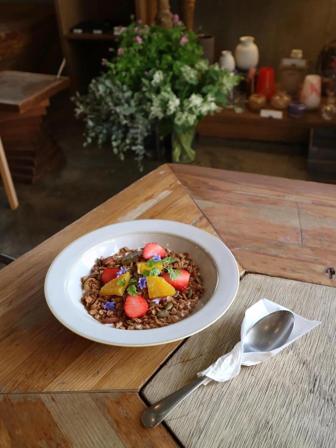 Breakfast in Nui. HOSTEL & BAR LOUNGE