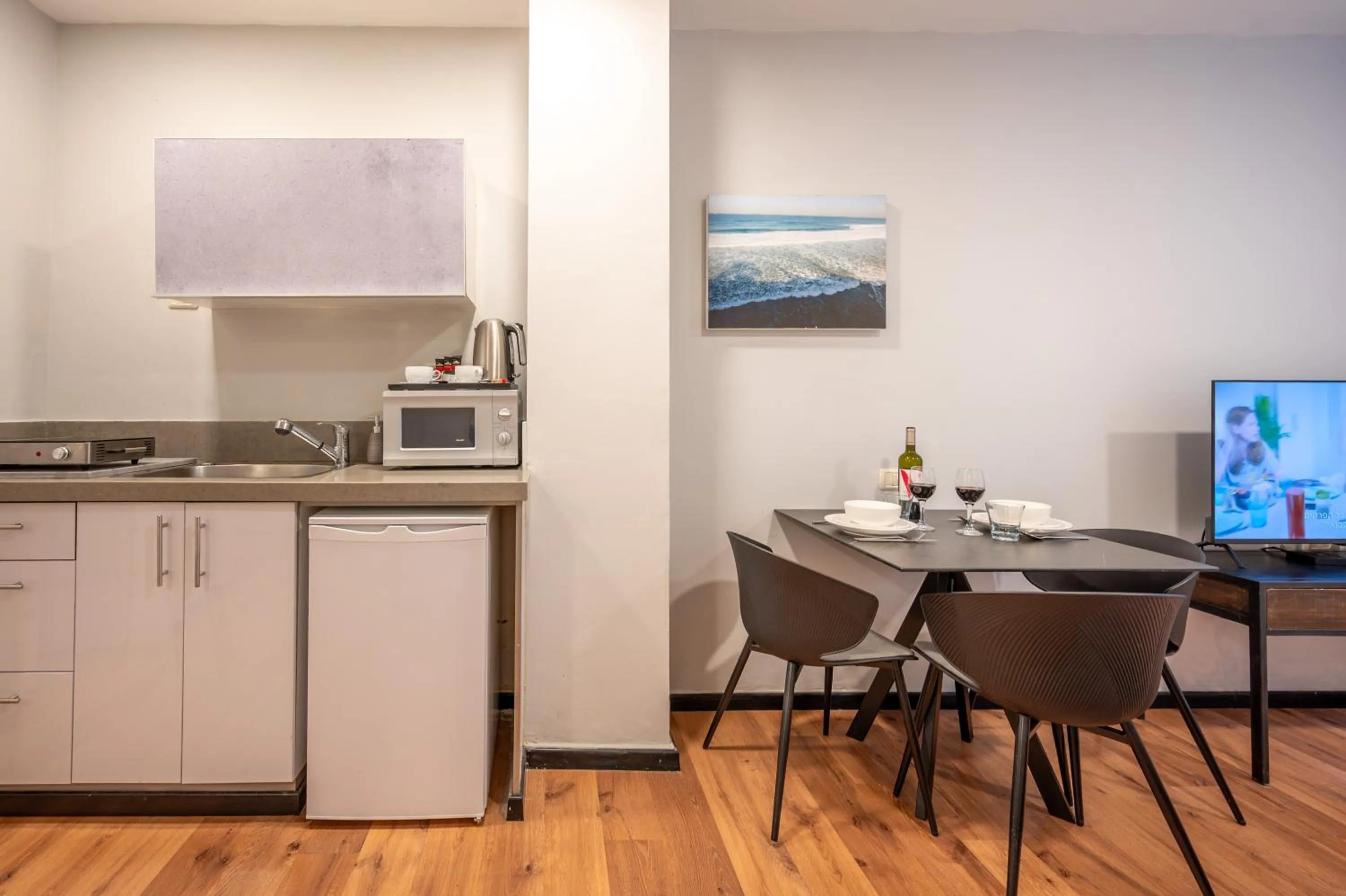 Kitchen or kitchenette in Sea Land Suites