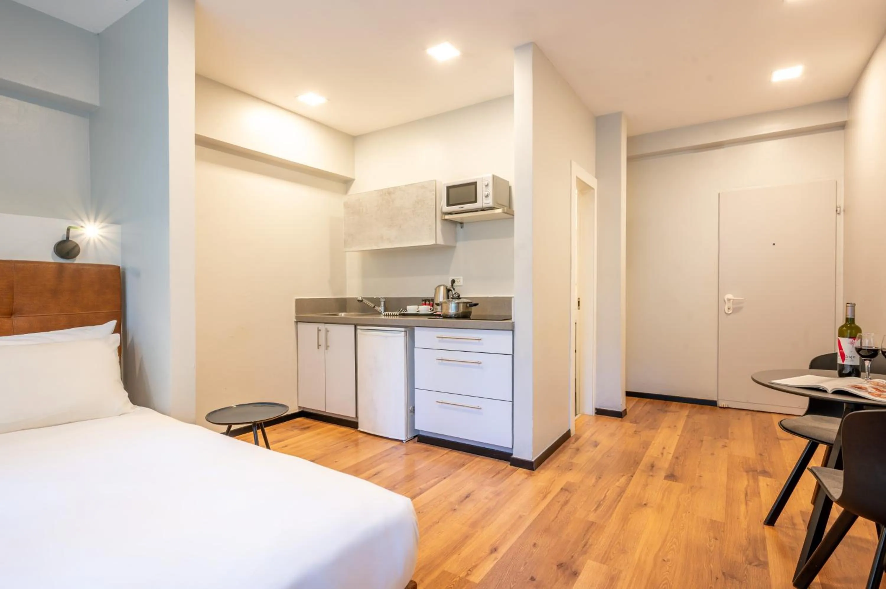 Kitchen or kitchenette, Bed in Sea Land Suites