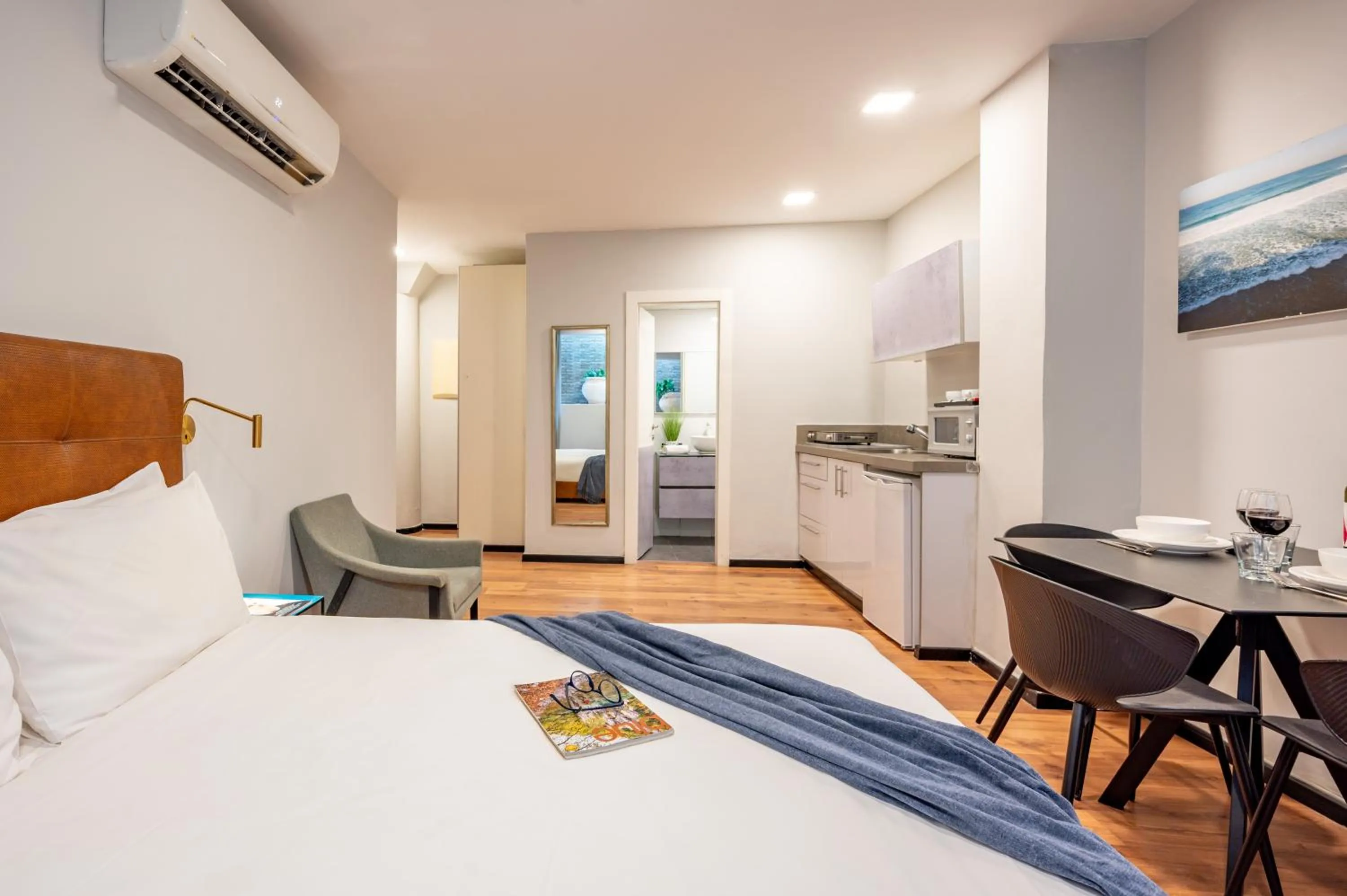 Kitchen or kitchenette, Bed in Sea Land Suites