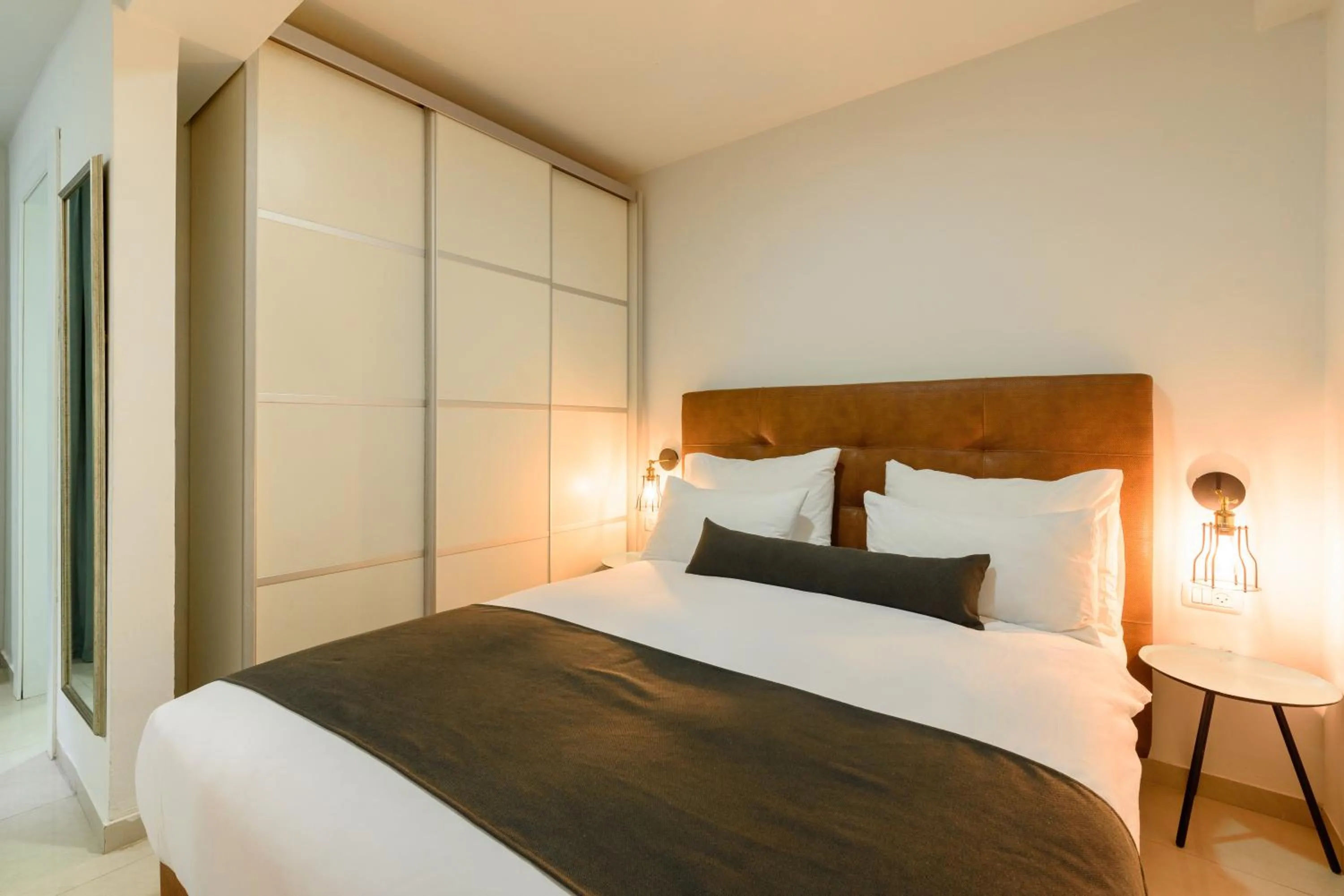 Photo of the whole room, Bed in Sea Land Suites