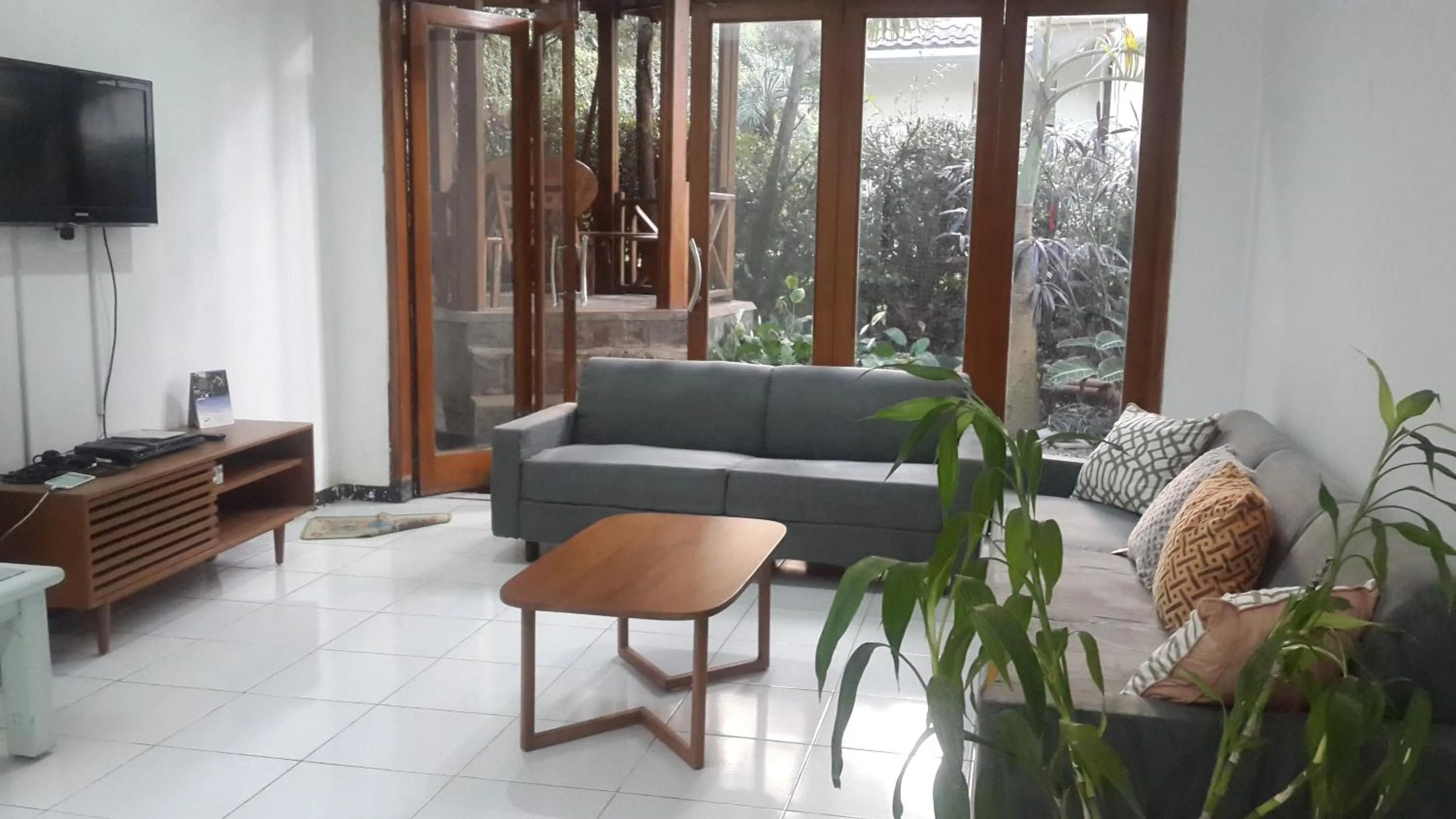 Communal lounge/ TV room in Vila Batu Bale-Bale