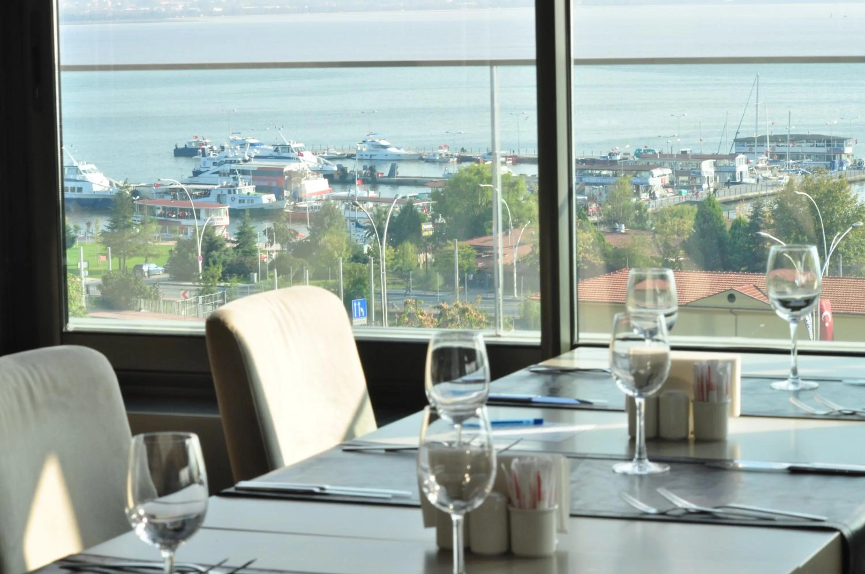 Restaurant/places to eat in Wes Hotel